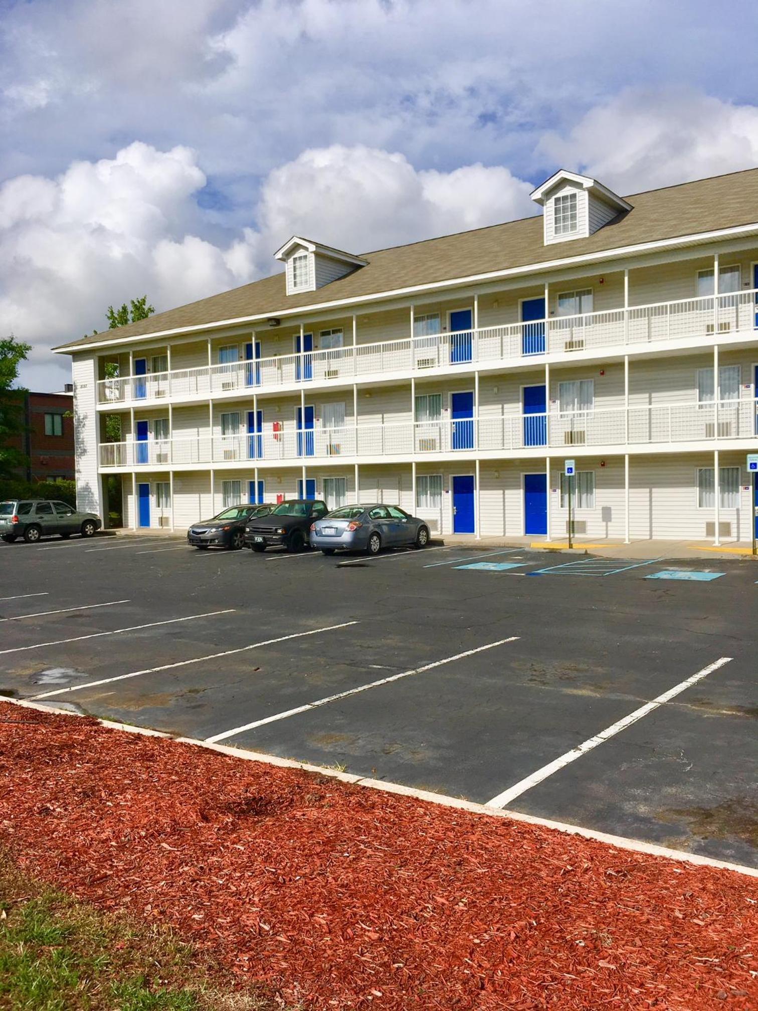 InTown Suites Extended Stay North Charleston SC - Rivers Ave photo 2