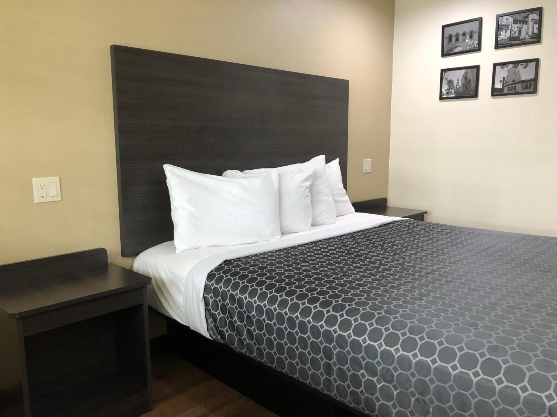 Simply Home Inn & Suites - Riverside photo 2