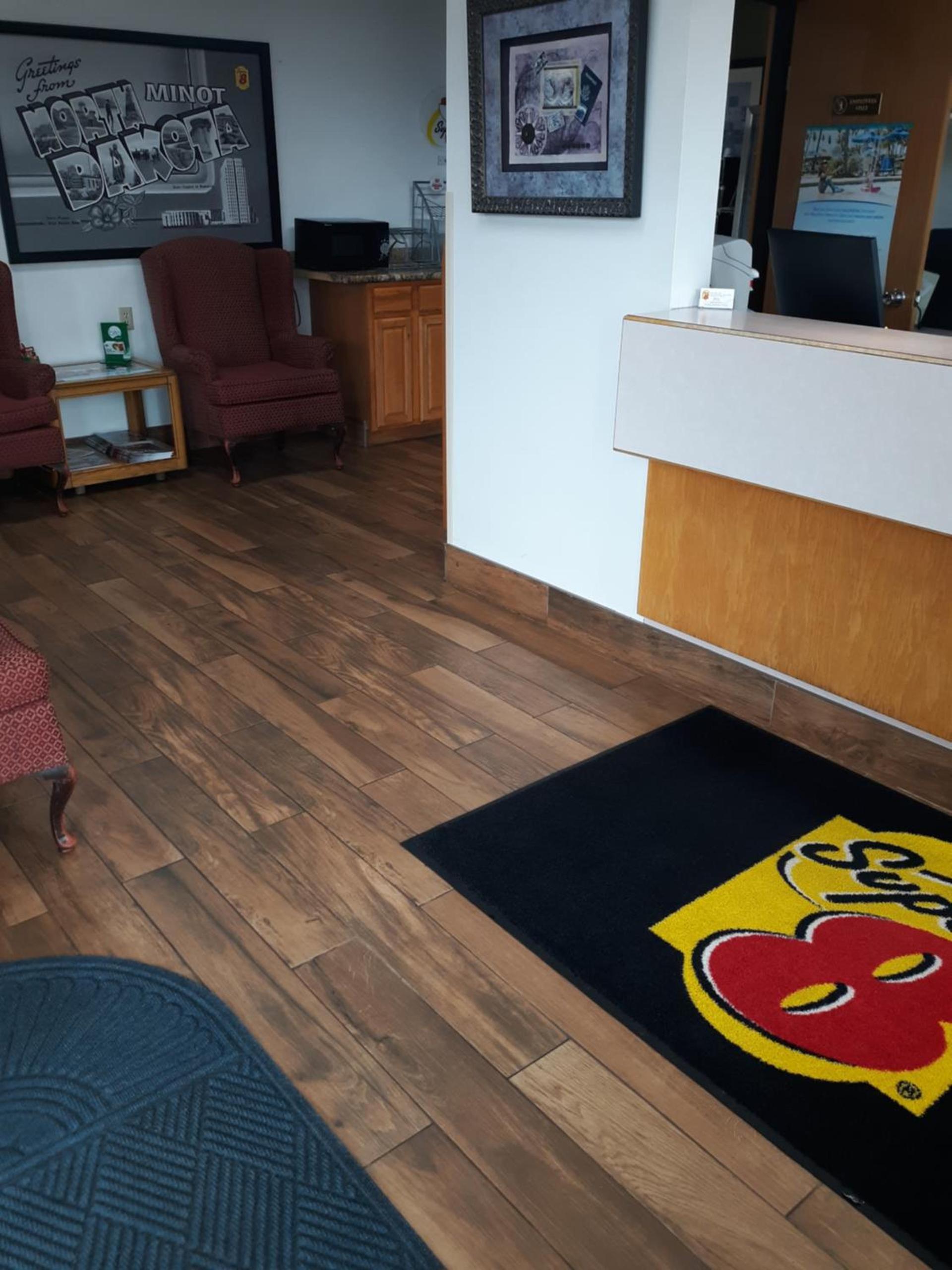 Super 8 by Wyndham Minot Airport photo 2