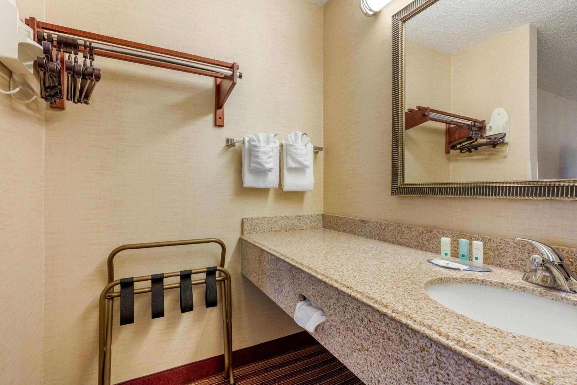 Quality Inn Exit 4 photo 53