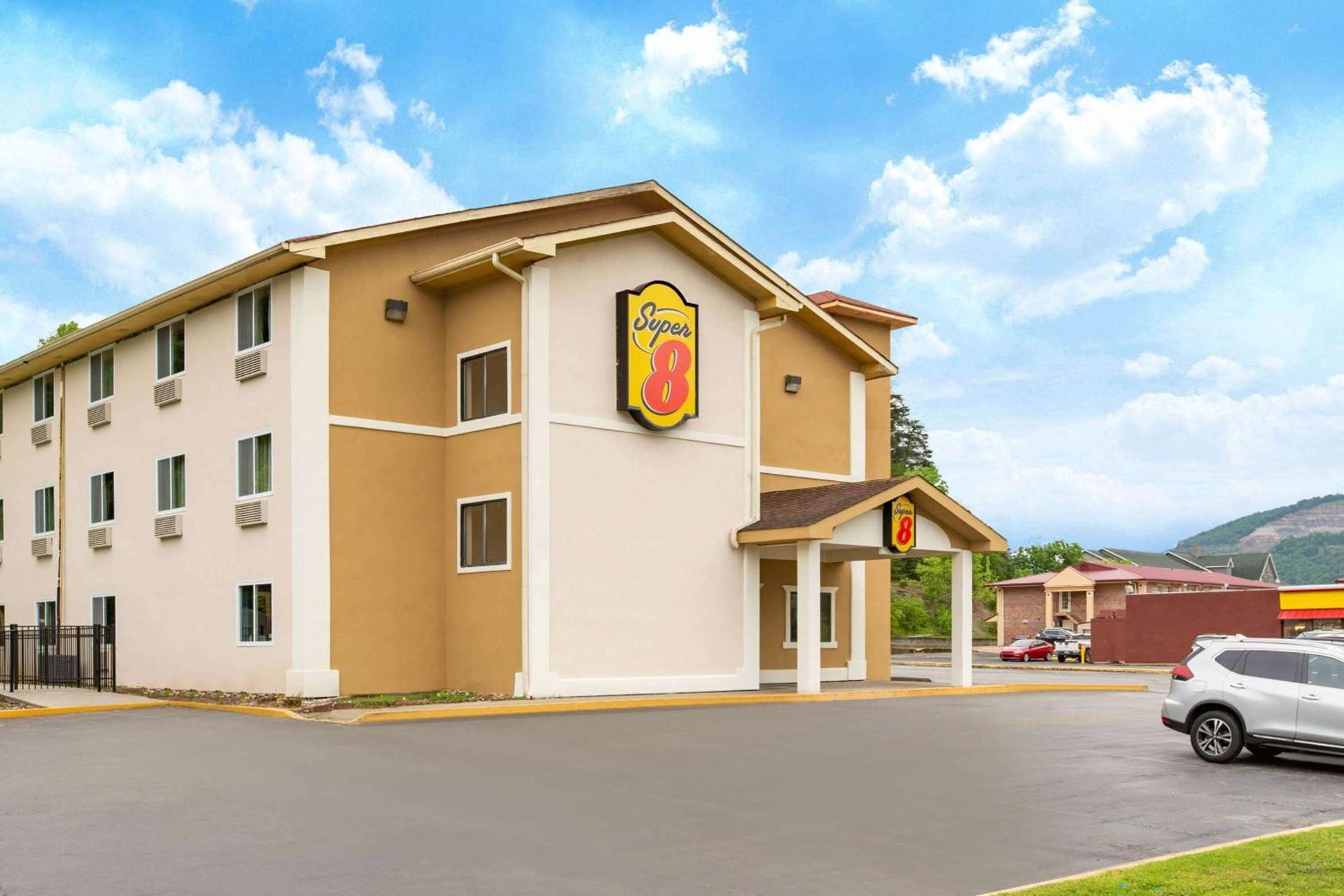 Super 8 by Wyndham Chattanooga Lookout Mountain TN photo 1