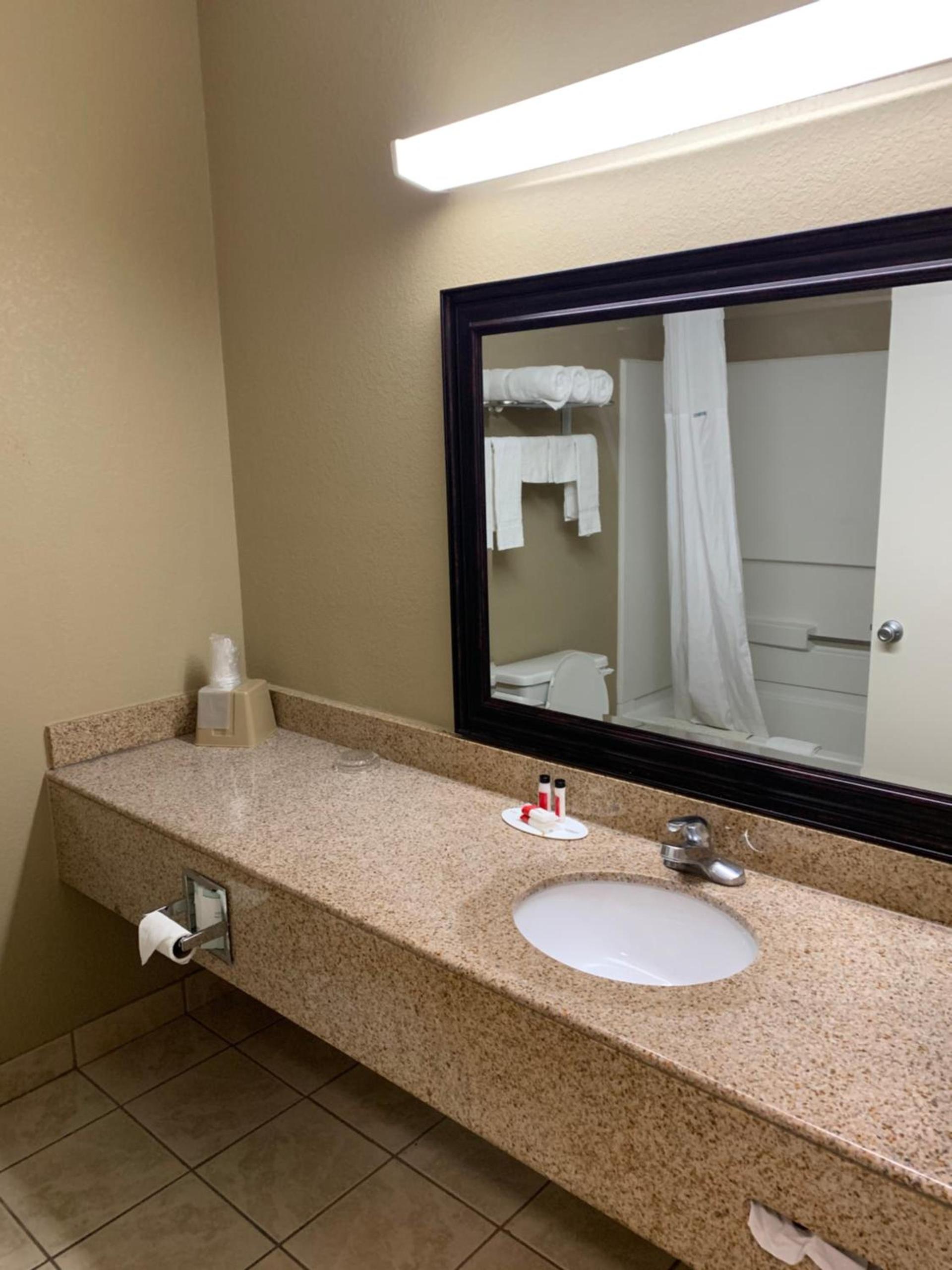Super 8 by Wyndham Hernando photo 17