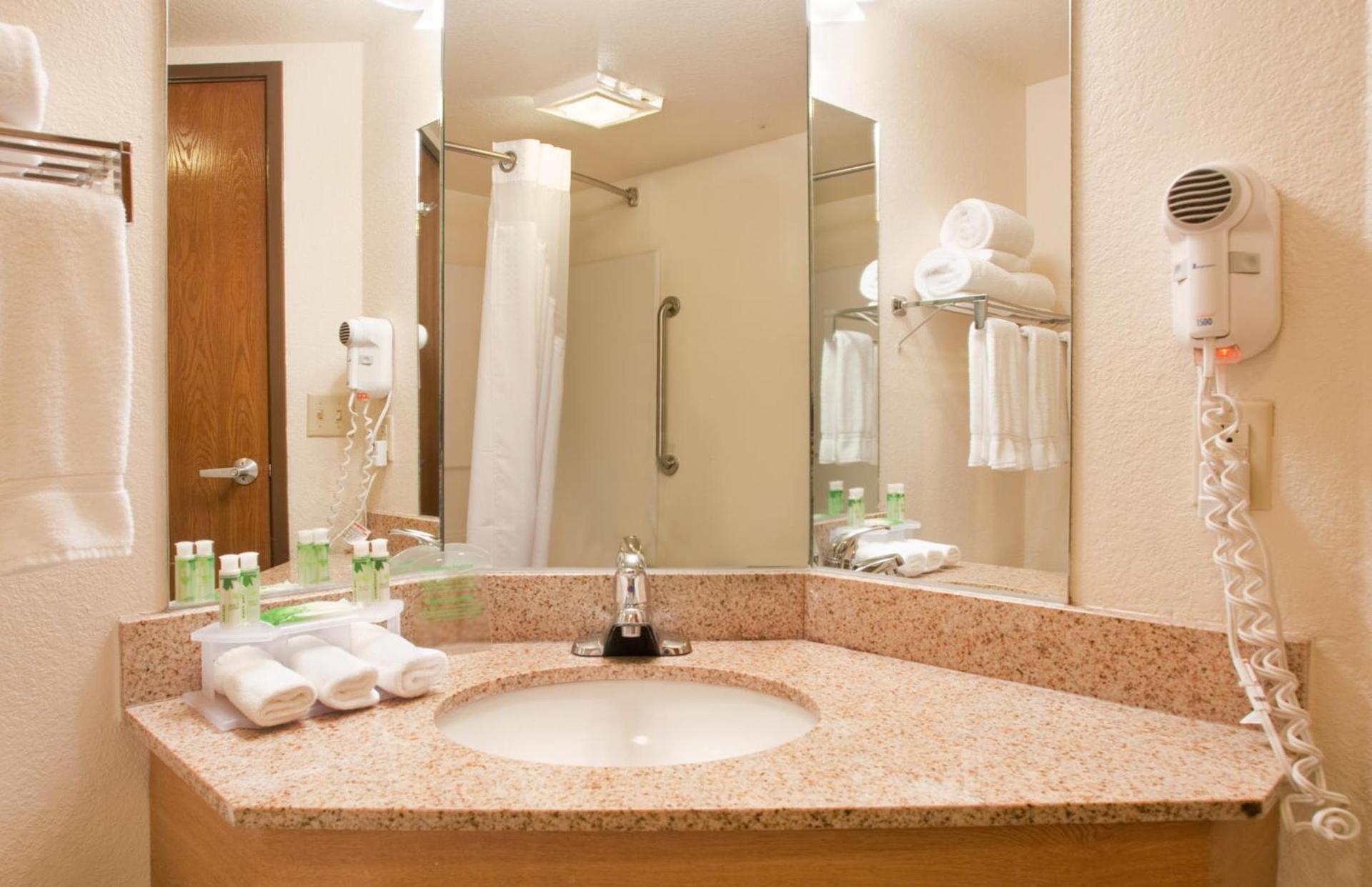 Holiday Inn Express Hotel & Suites Branson 76 Central by IHG photo 36