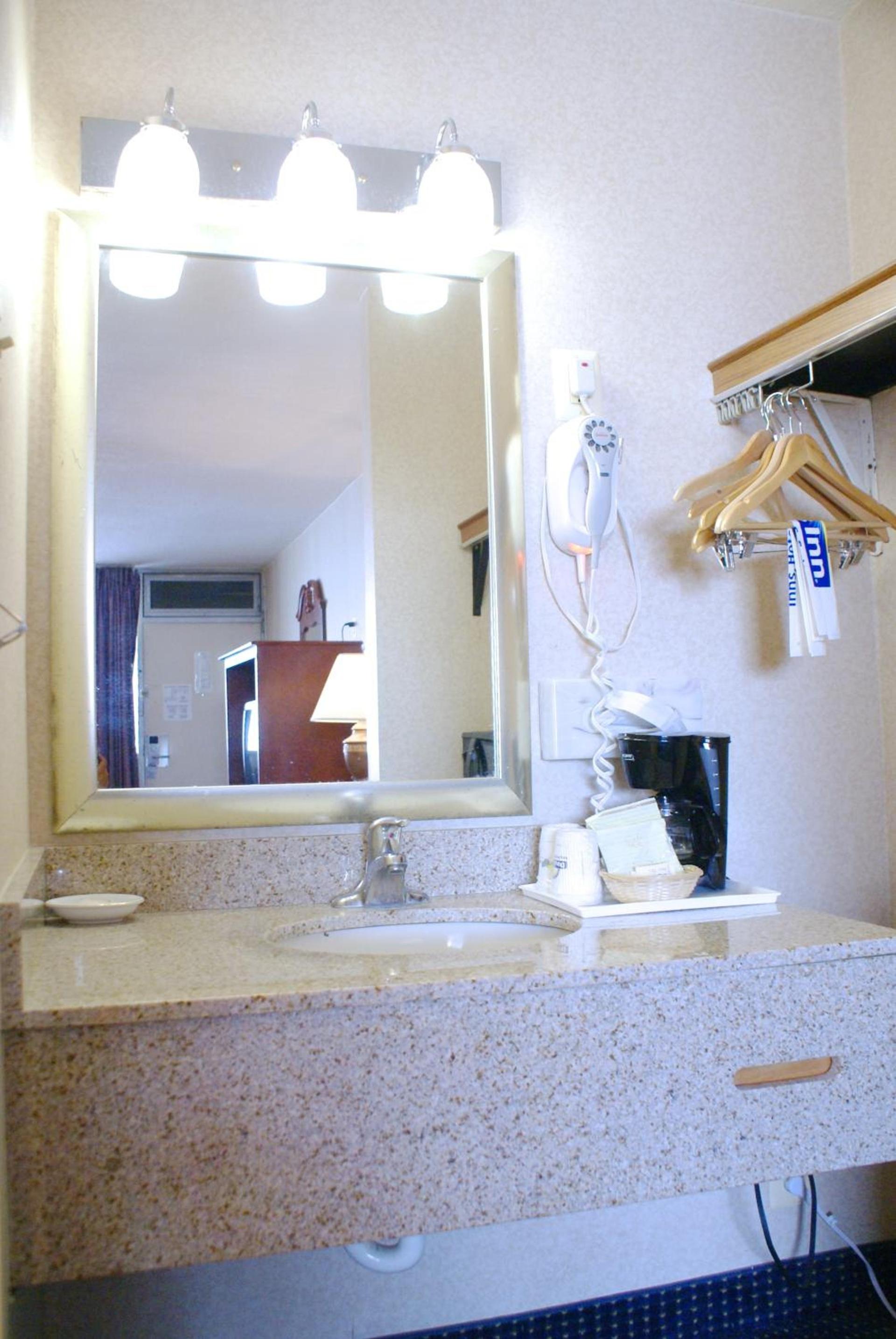 Days Inn by Wyndham Arlington Pentagon photo 19