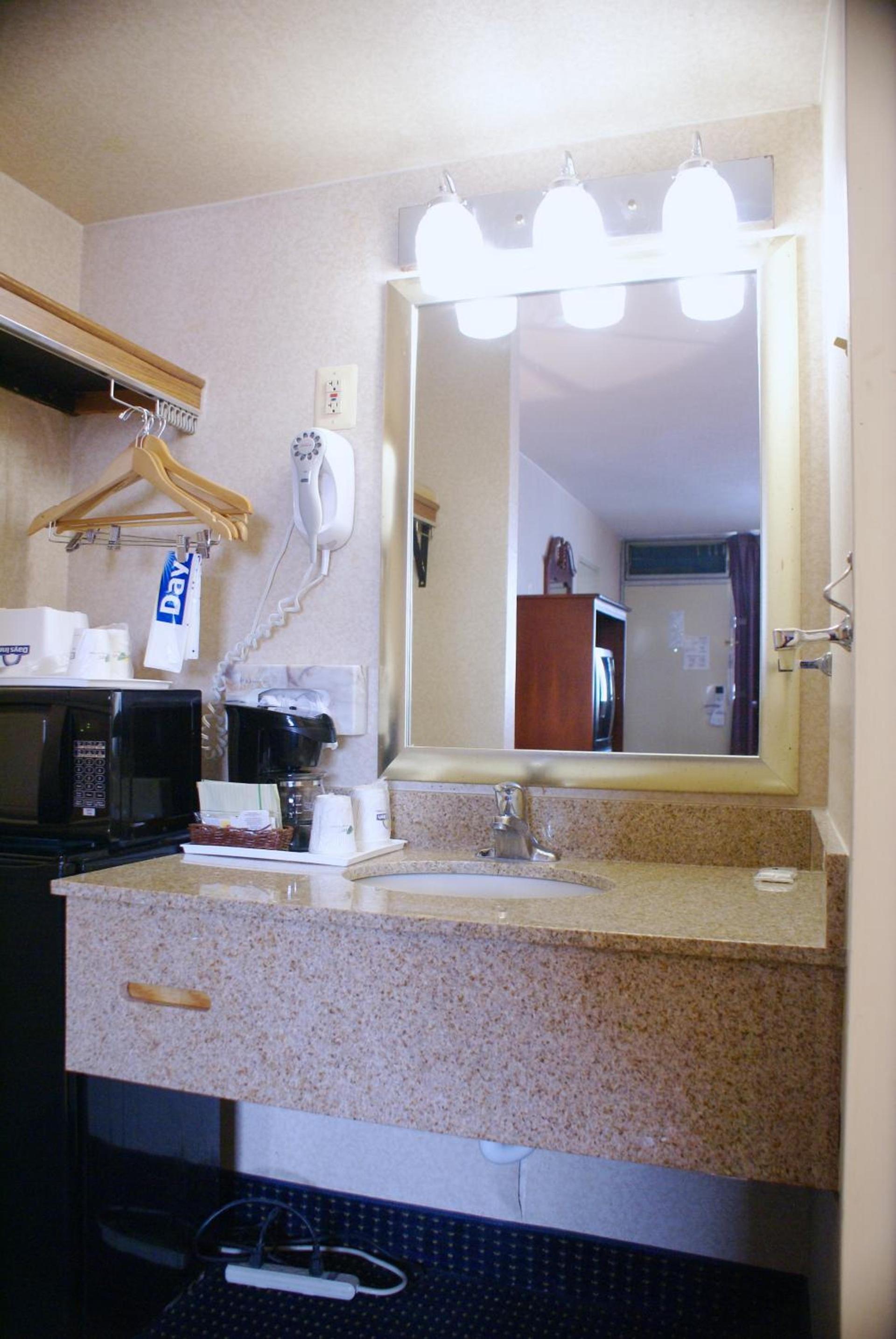 Days Inn by Wyndham Arlington Pentagon photo 22