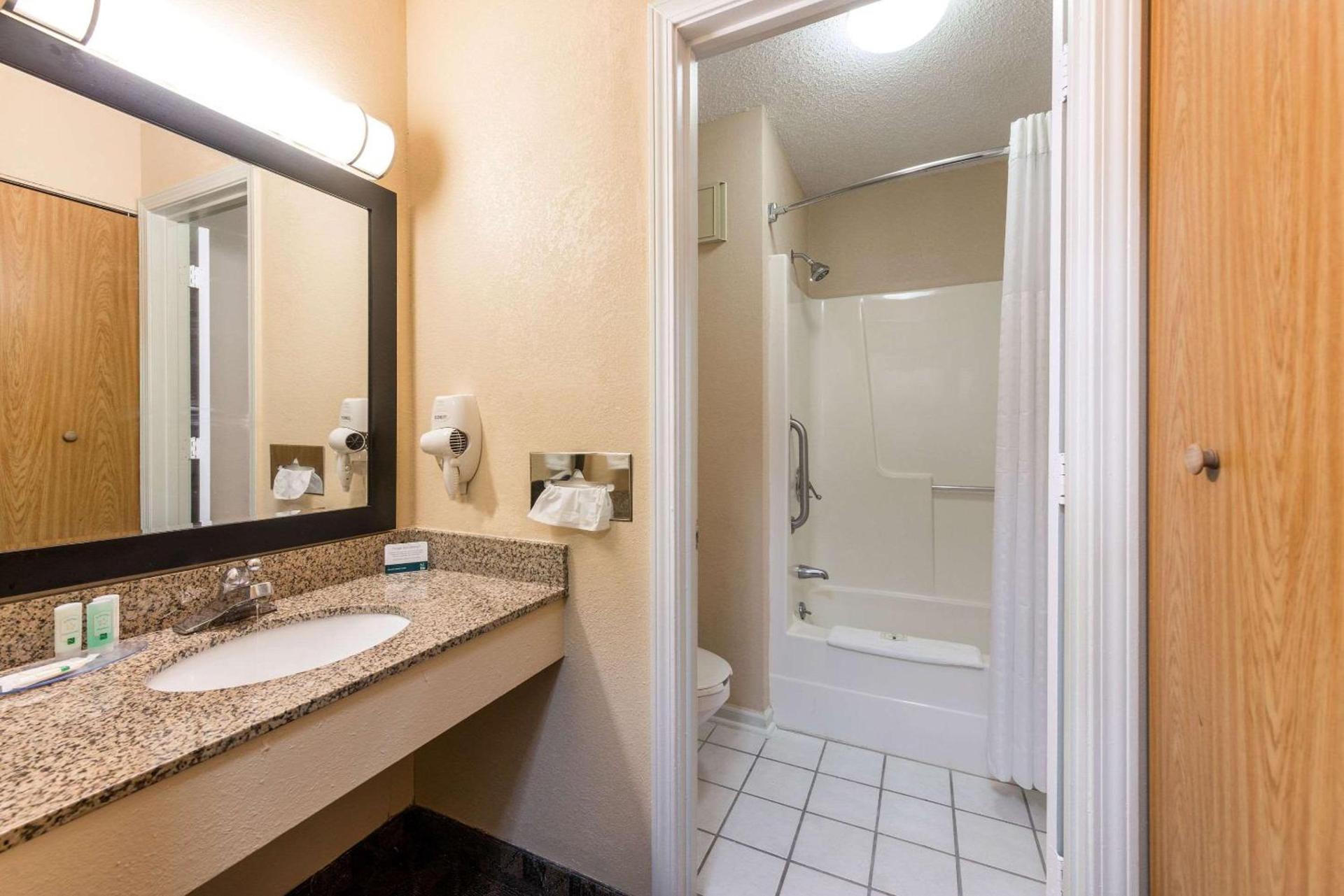 Quality Inn & Suites Portage Central photo 30
