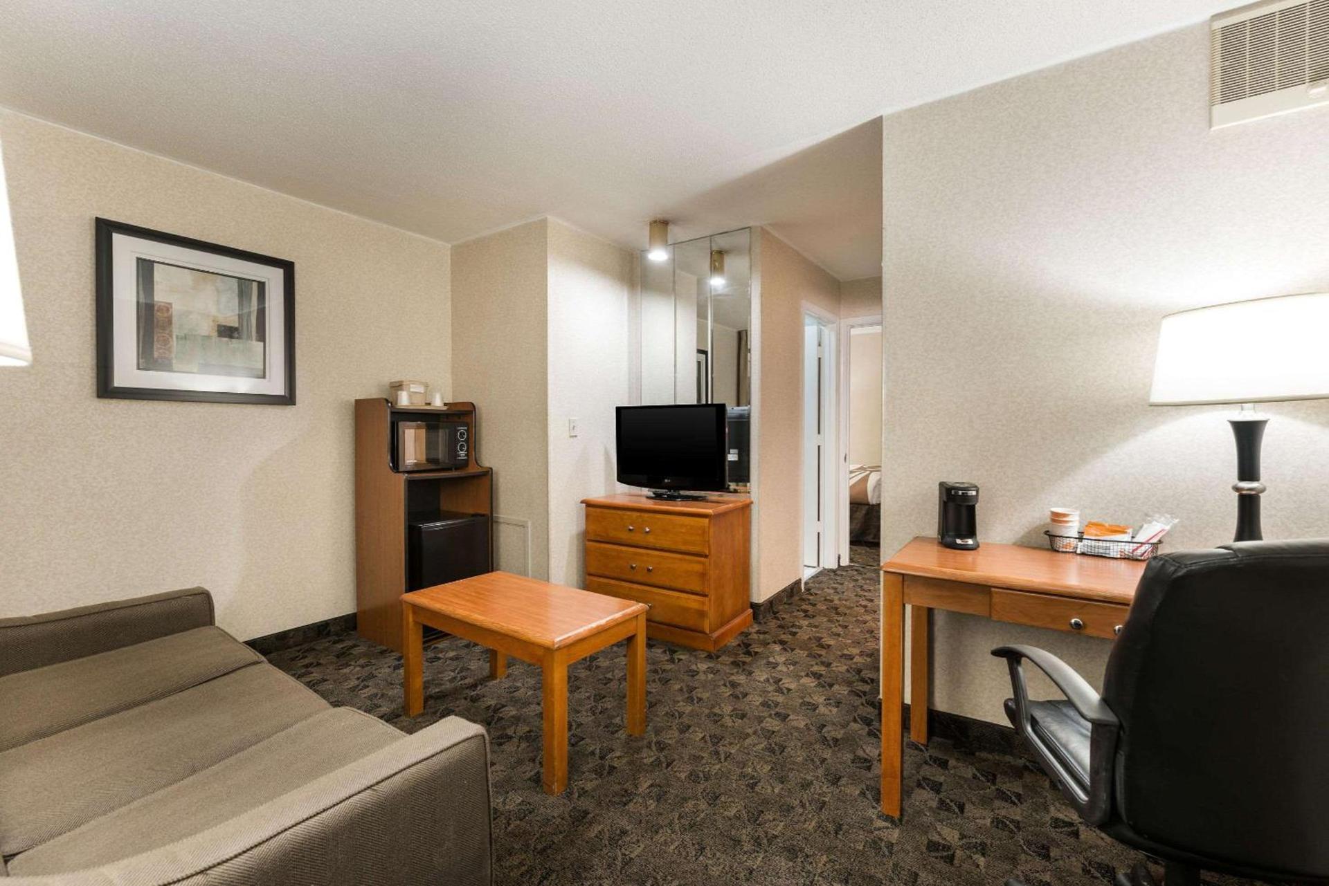 Quality Inn & Suites Portage Central photo 15