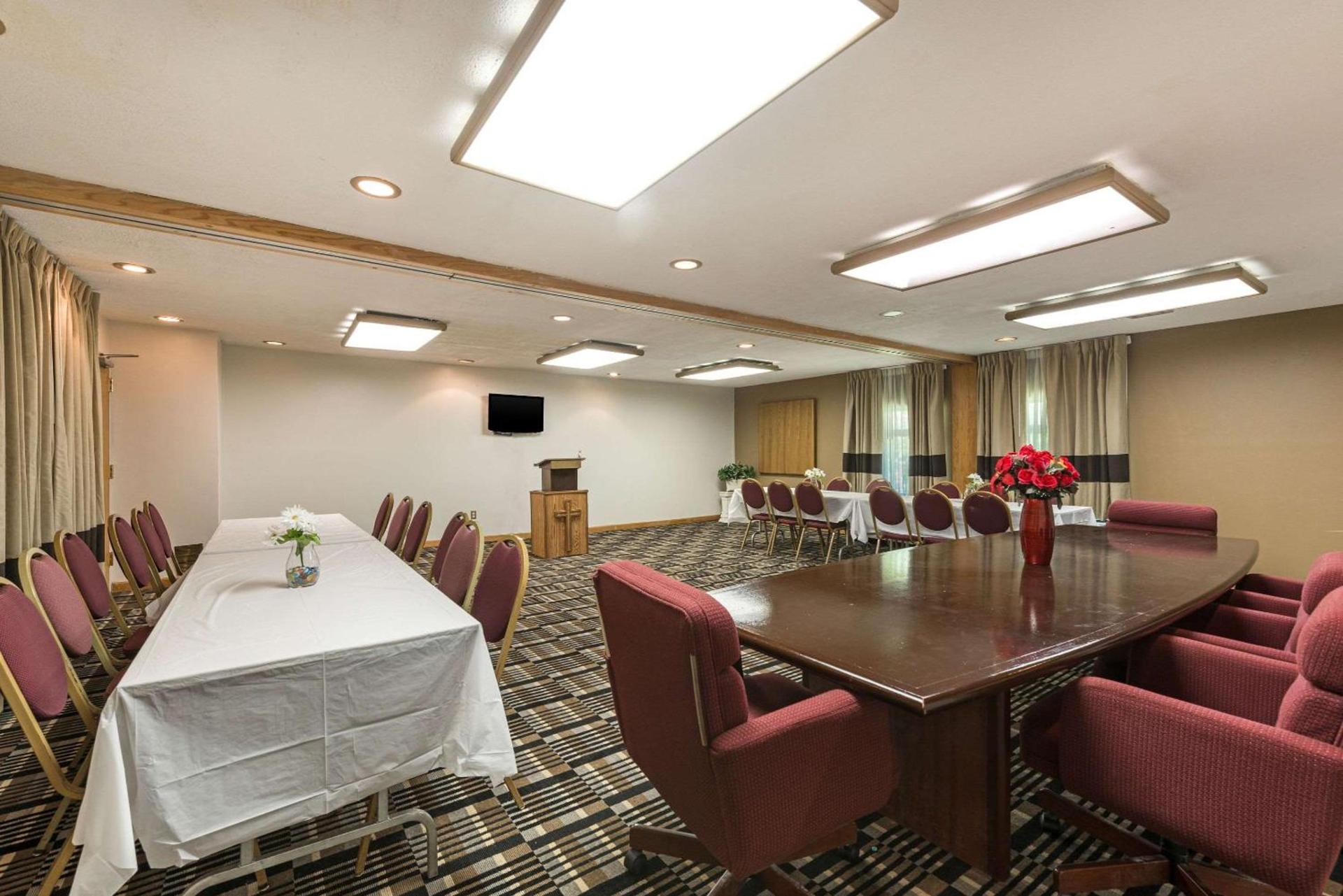 Quality Inn & Suites Portage Central photo 46
