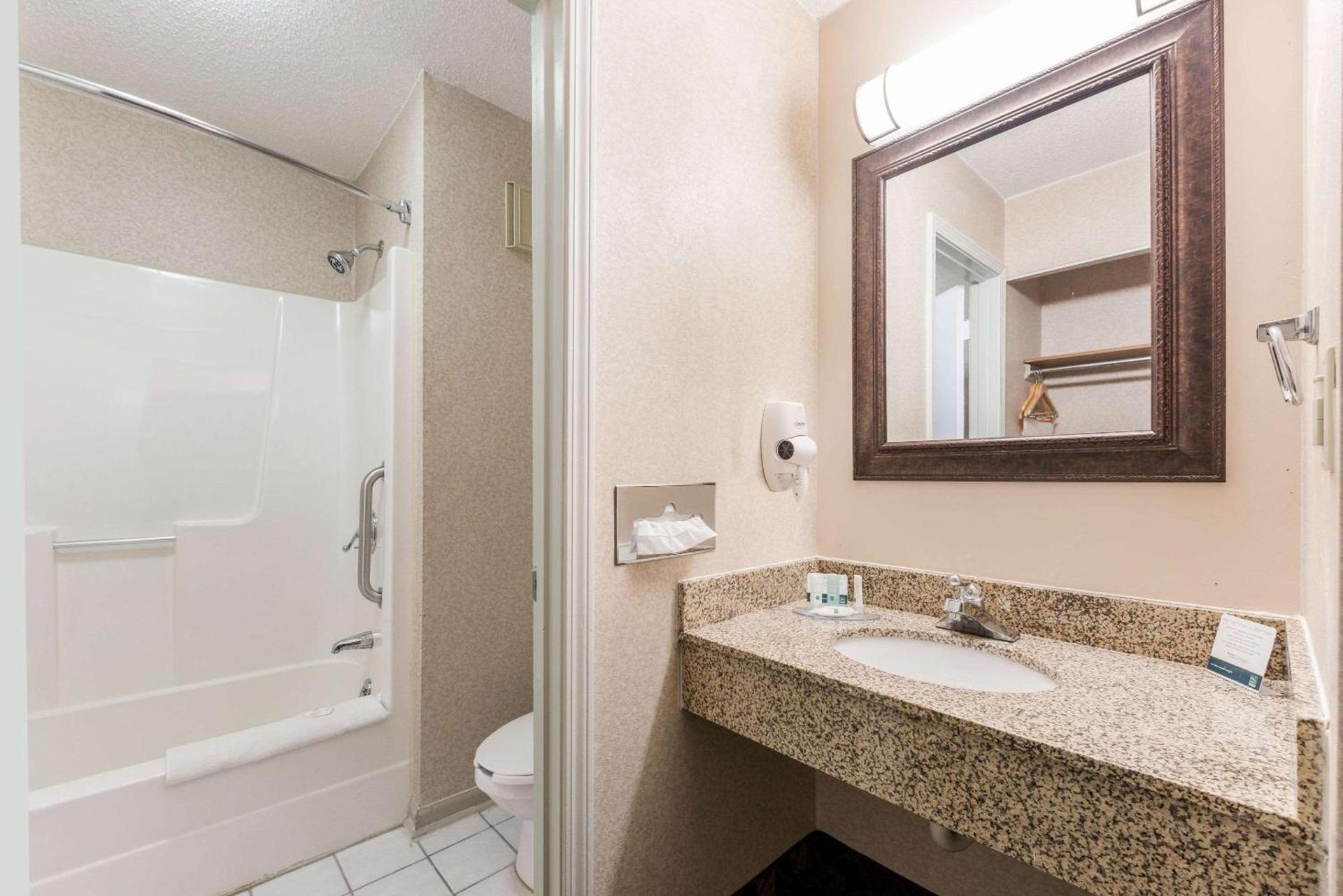 Quality Inn & Suites Portage Central photo 32
