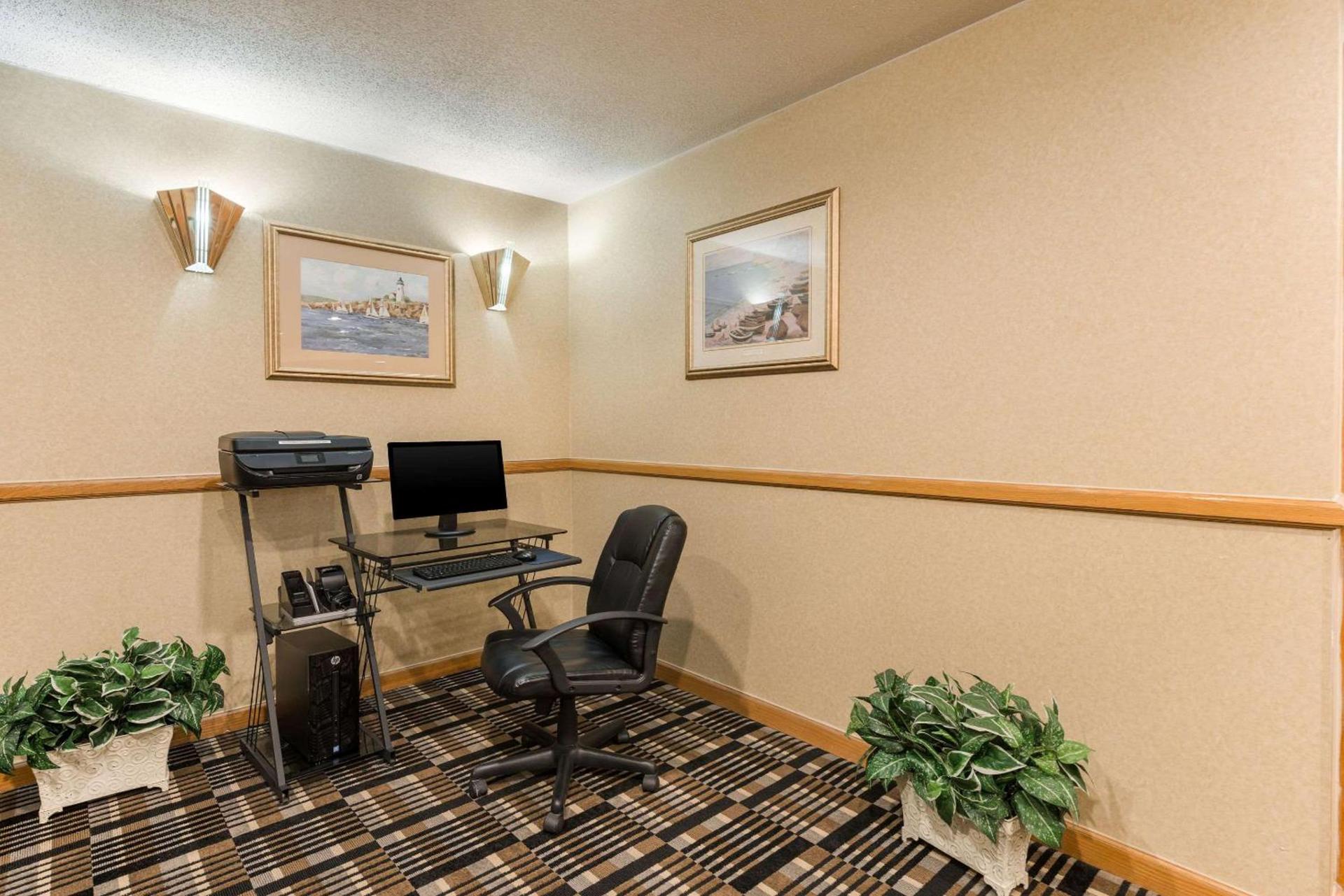 Quality Inn & Suites Portage Central photo 44
