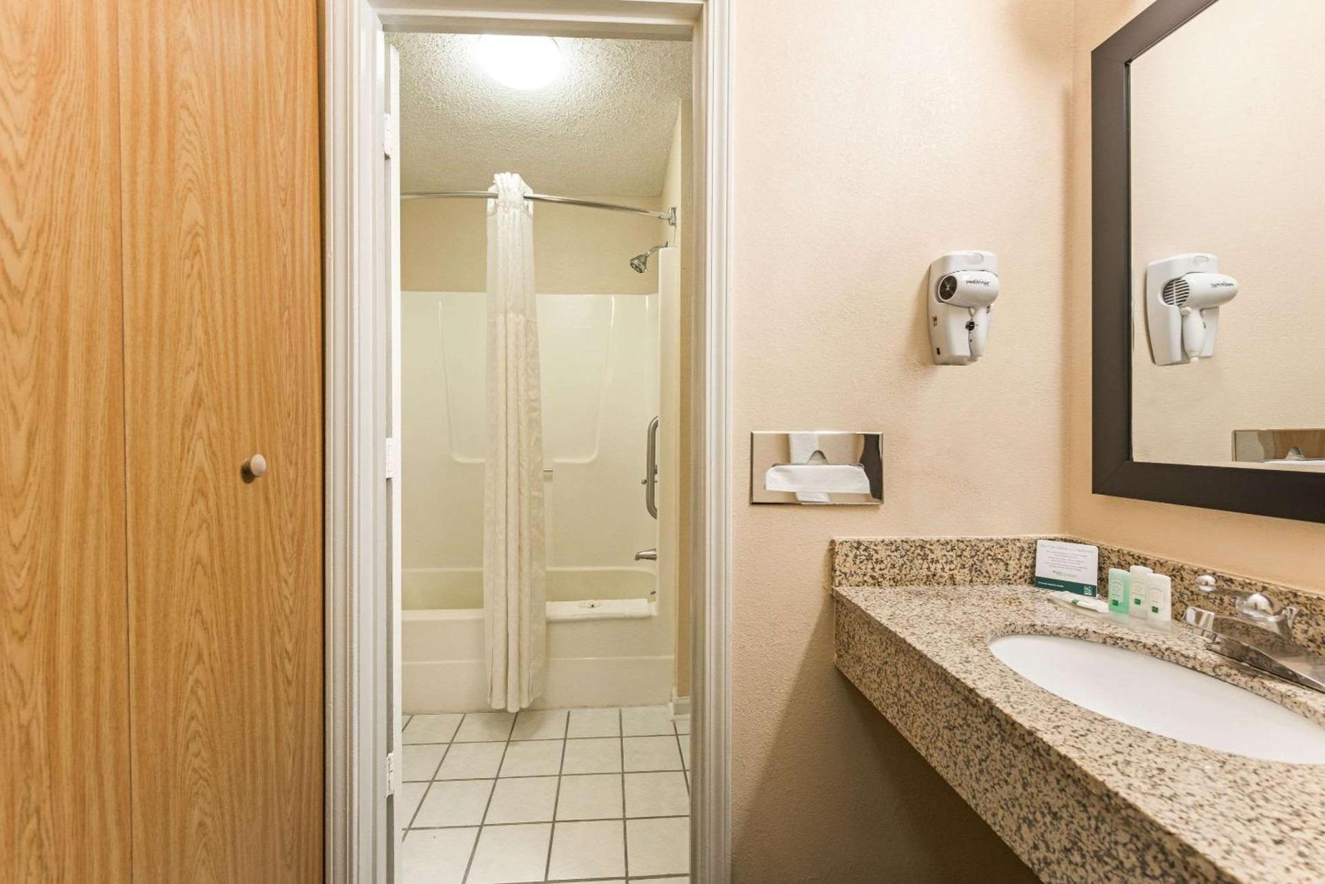 Quality Inn & Suites Portage Central photo 31