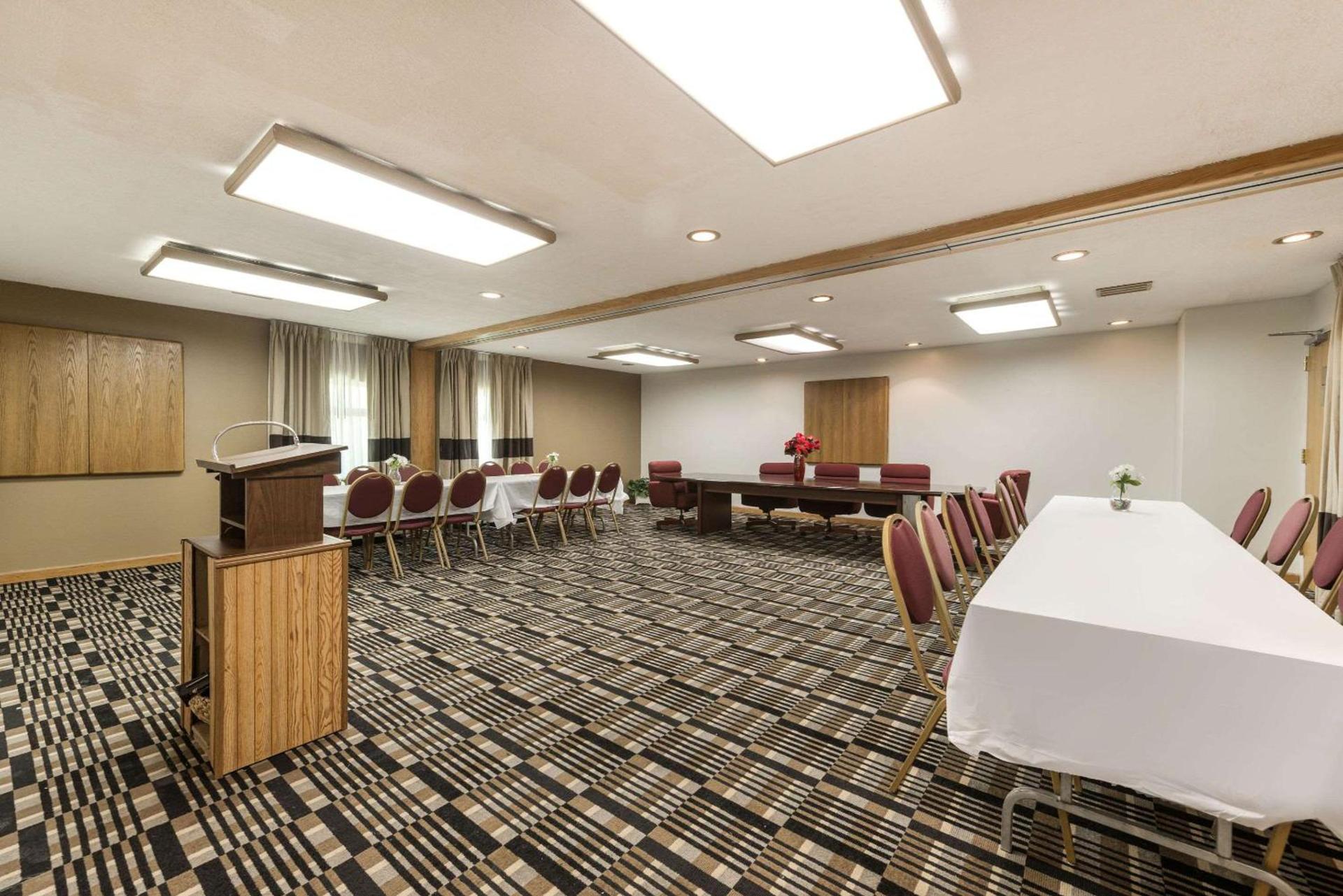 Quality Inn & Suites Portage Central photo 48