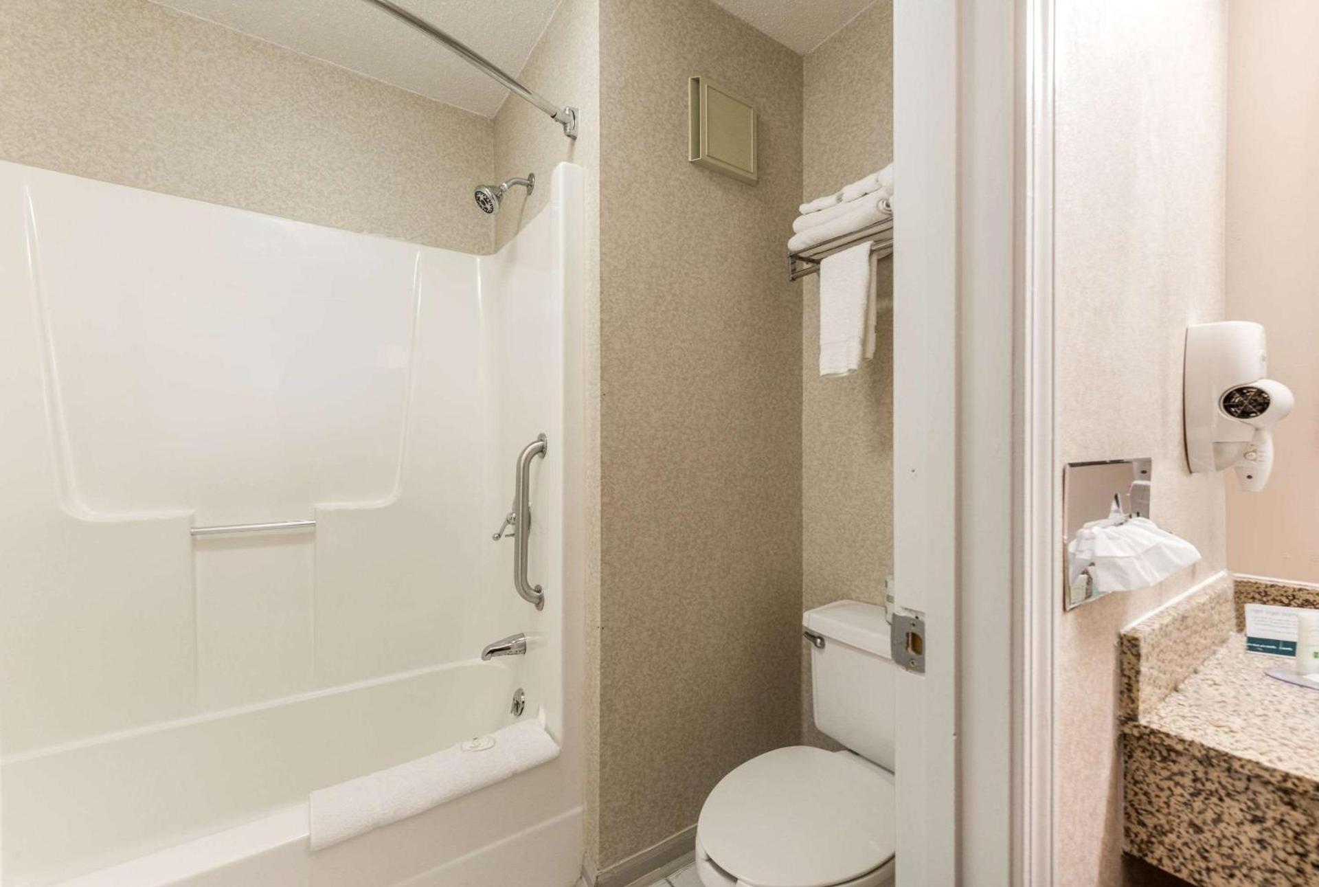 Quality Inn & Suites Portage Central photo 33
