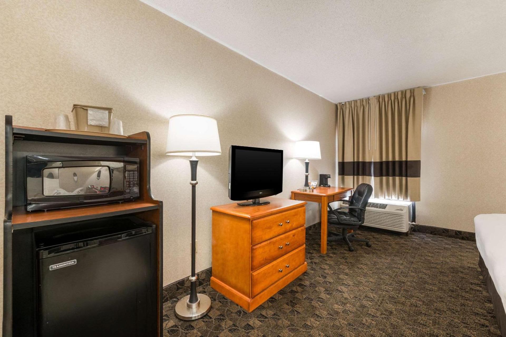Quality Inn & Suites Portage Central photo 27