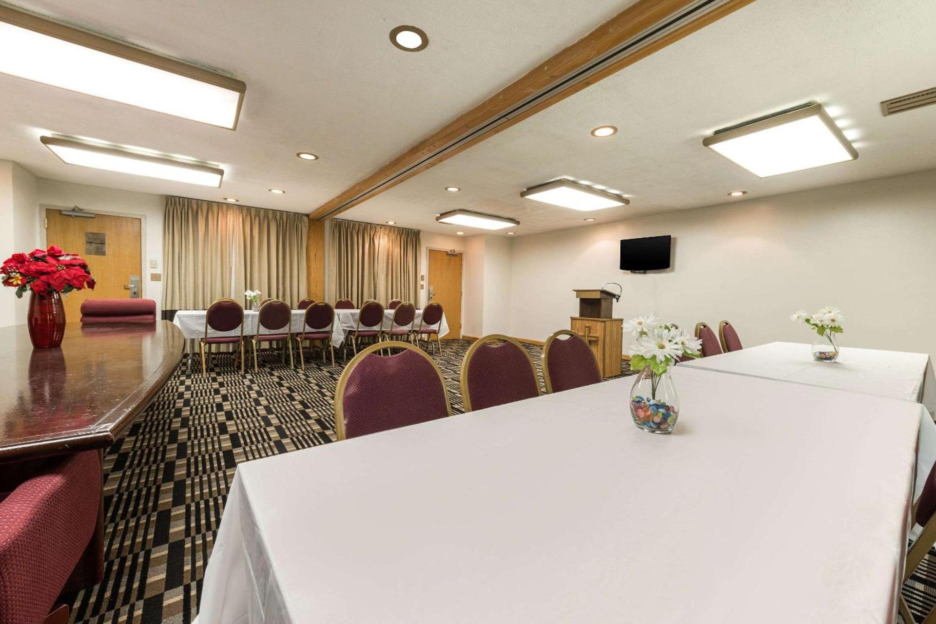 Quality Inn & Suites Portage Central photo 47