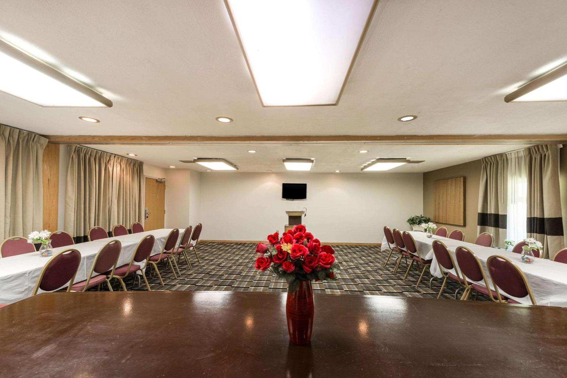 Quality Inn & Suites Portage Central photo 45