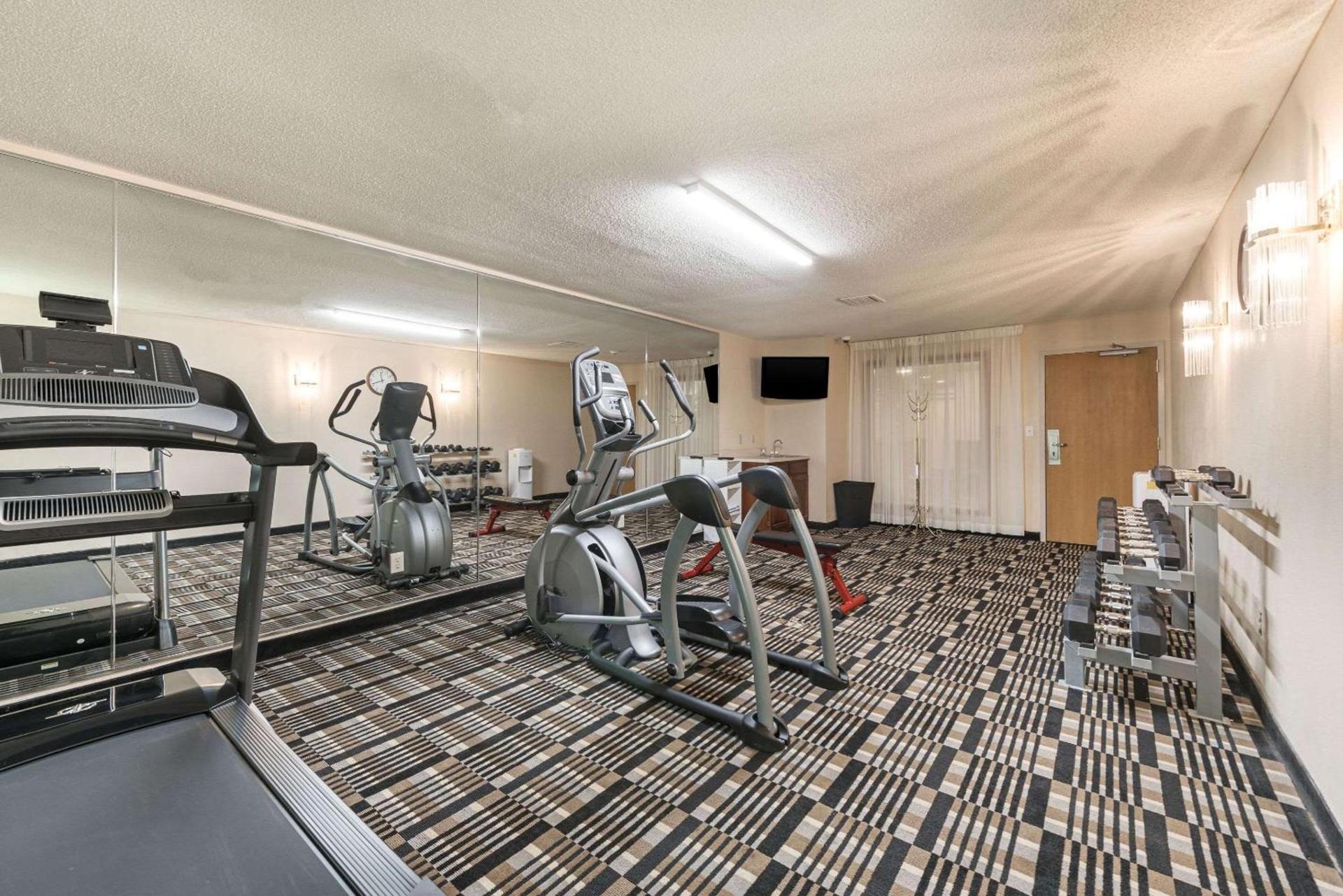 Quality Inn & Suites Portage Central photo 43