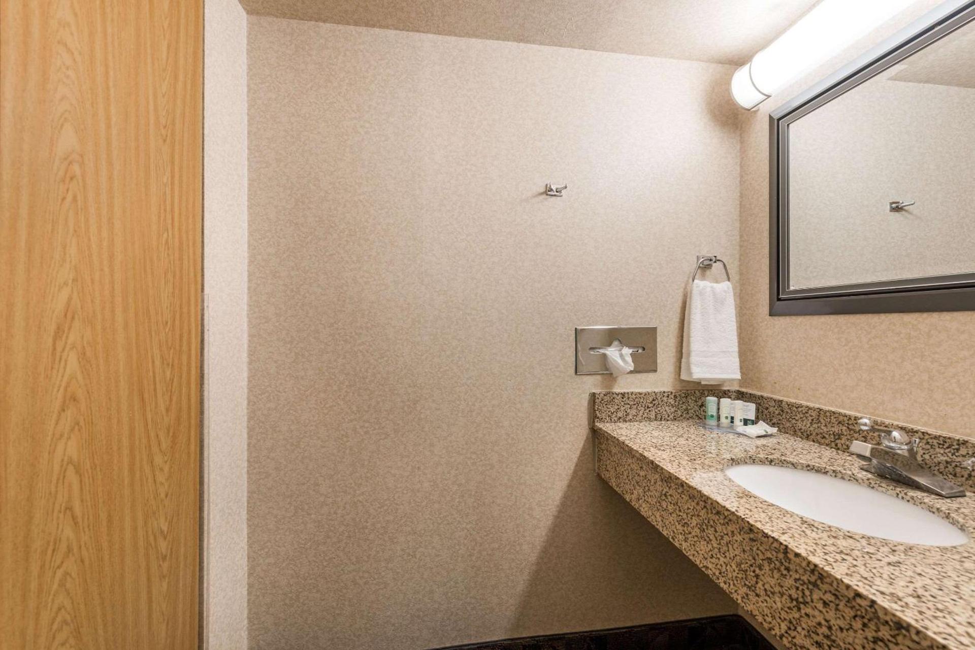 Quality Inn & Suites Portage Central photo 28