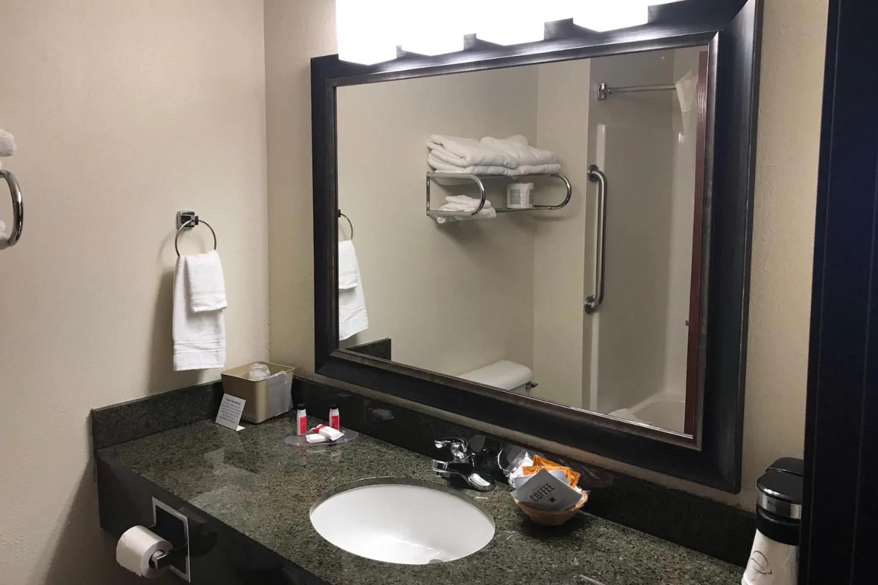 AmericInn by Wyndham Maquoketa photo 23