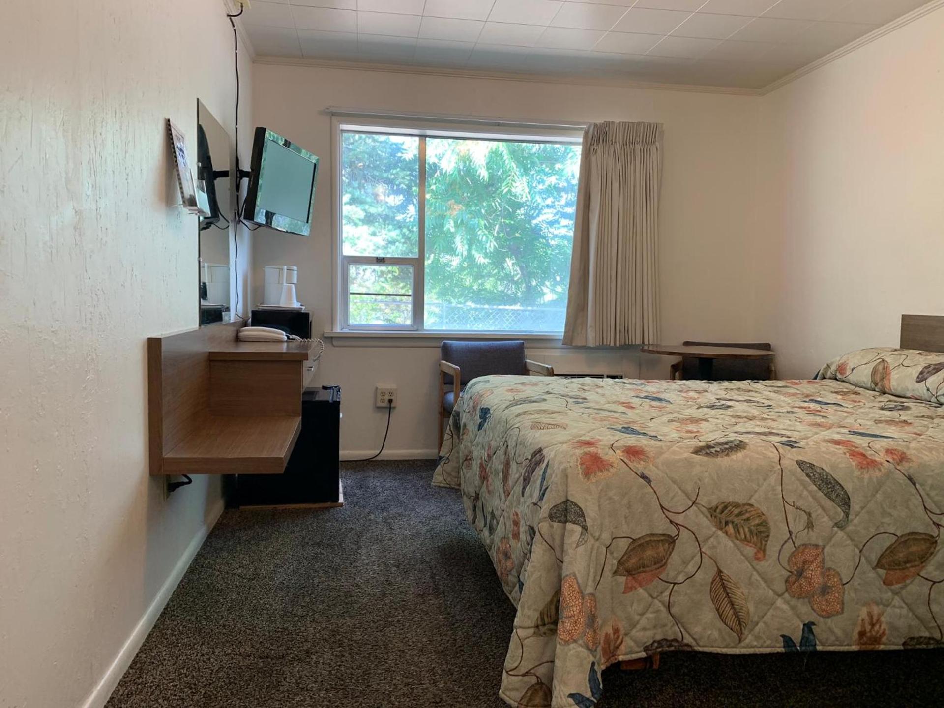 Lakeside Motel photo 11