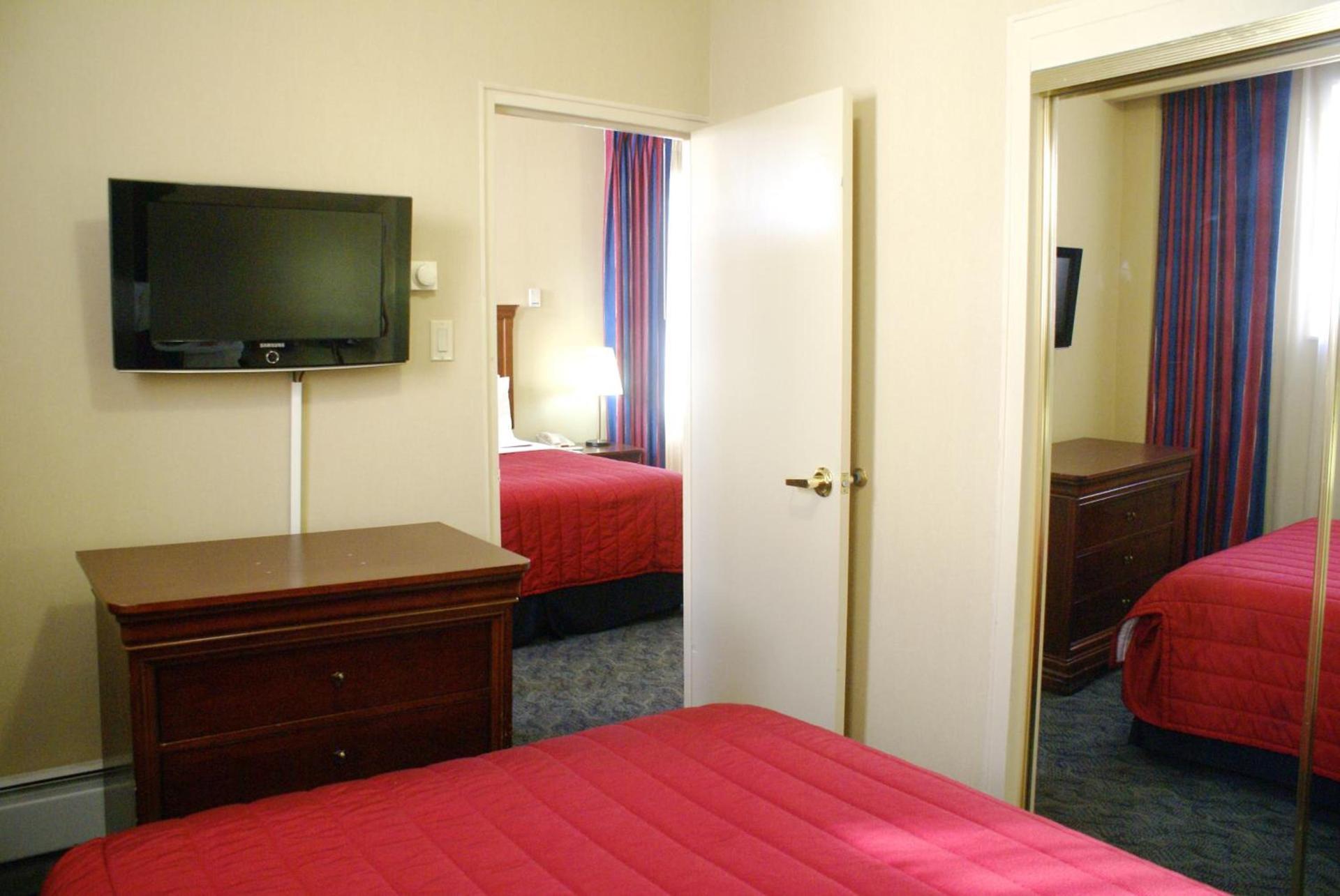 Ramada by Wyndham Jersey City photo 2