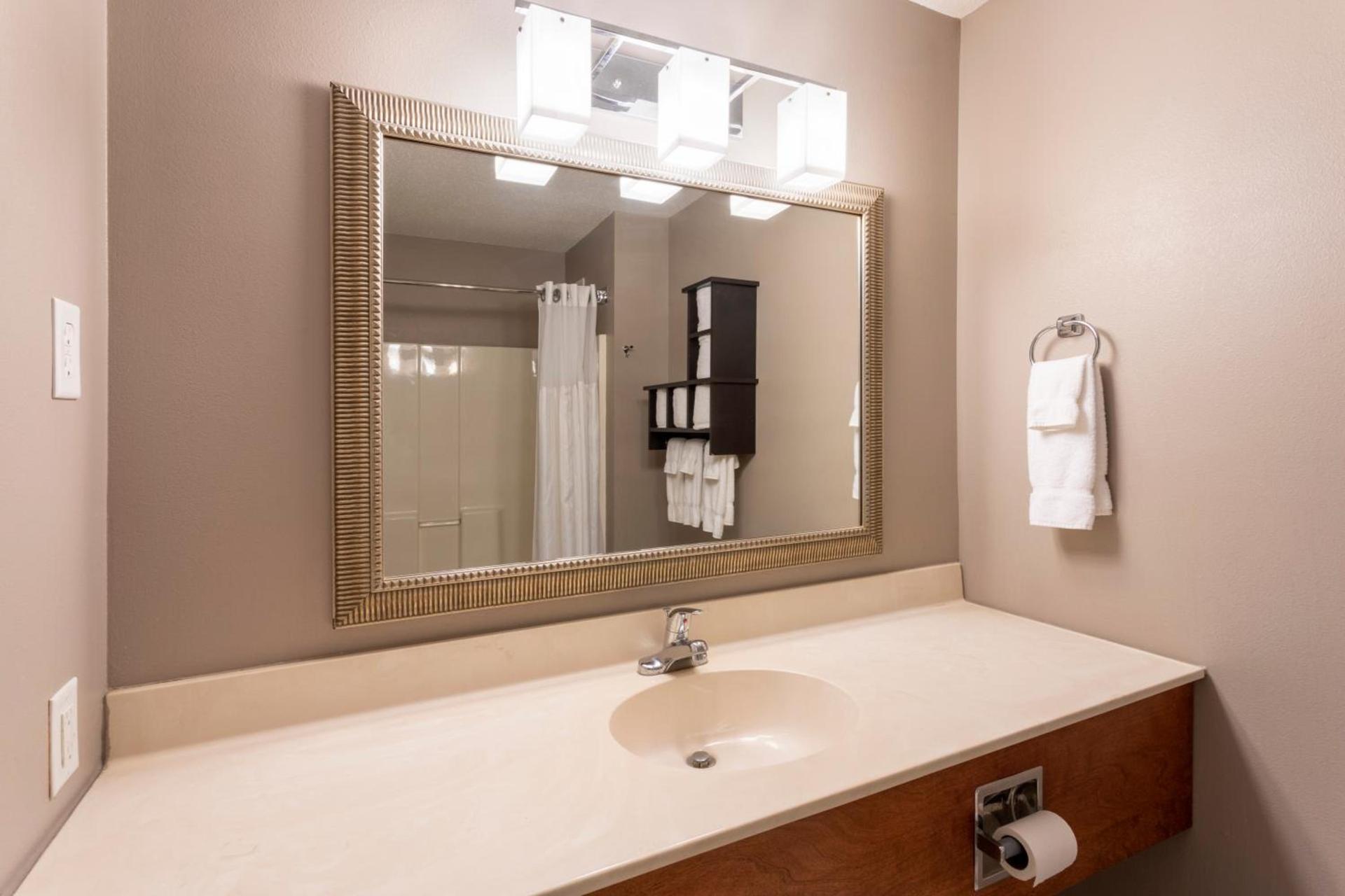 GrandStay Hotel & Suites Ames photo 28