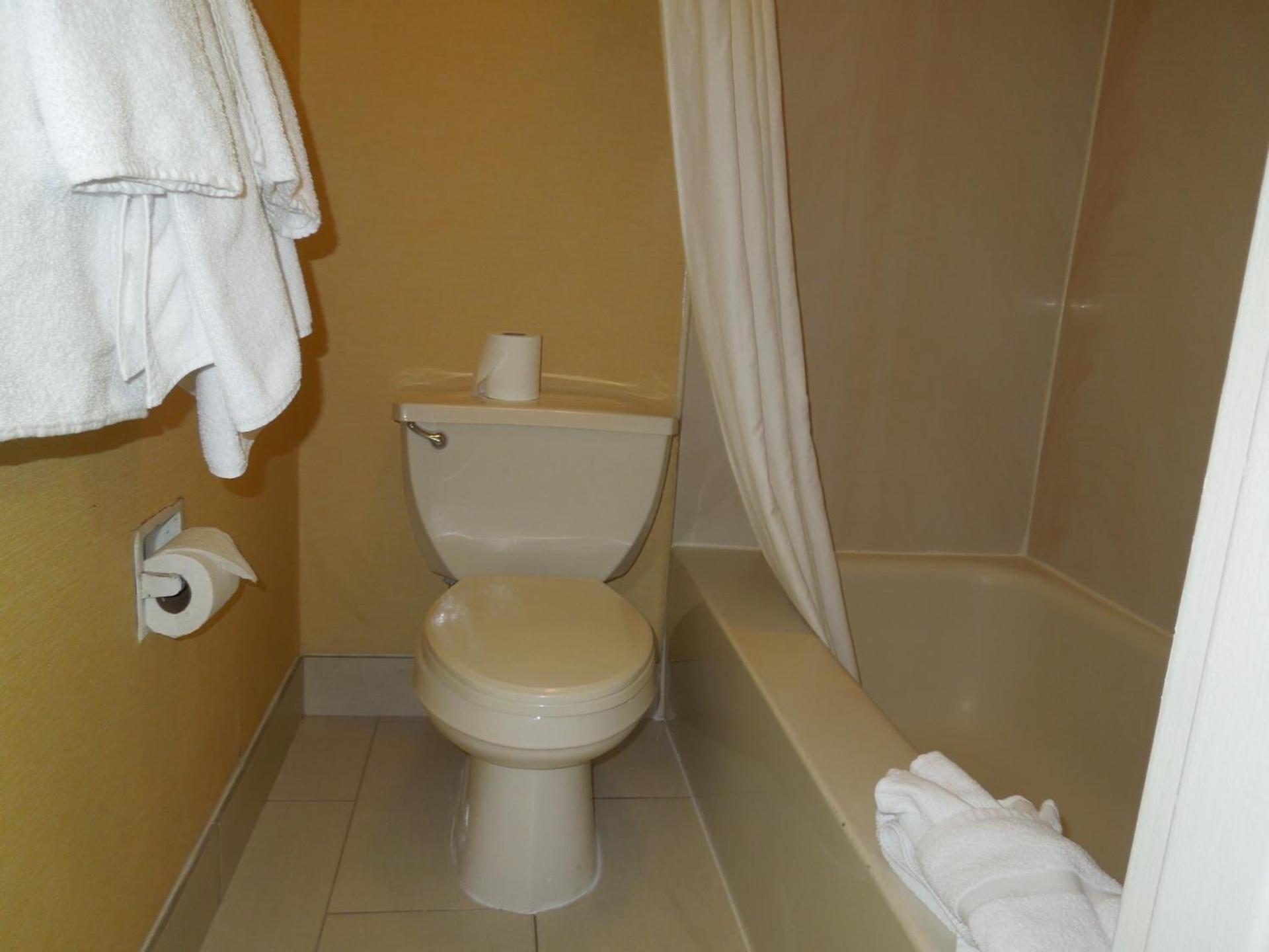 Travelodge by Wyndham Silver Spring photo 23