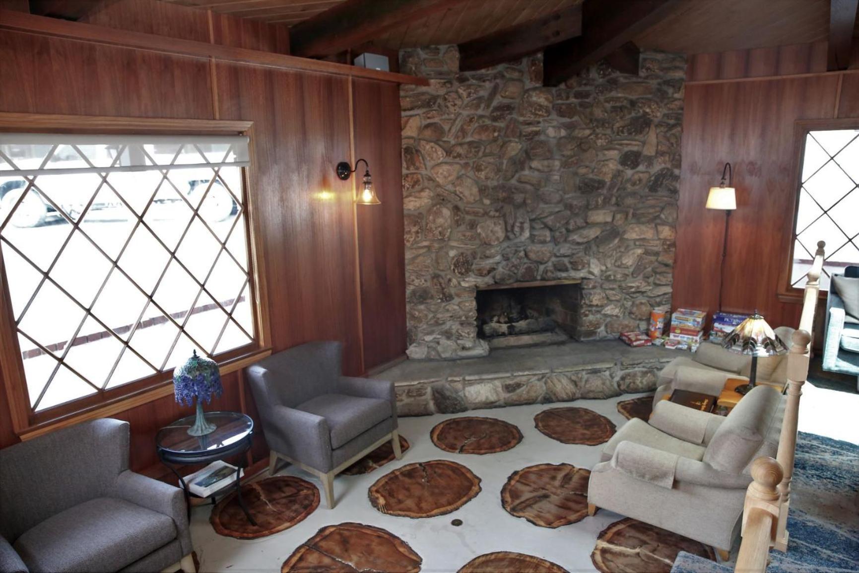 Bluebird Inn photo 42