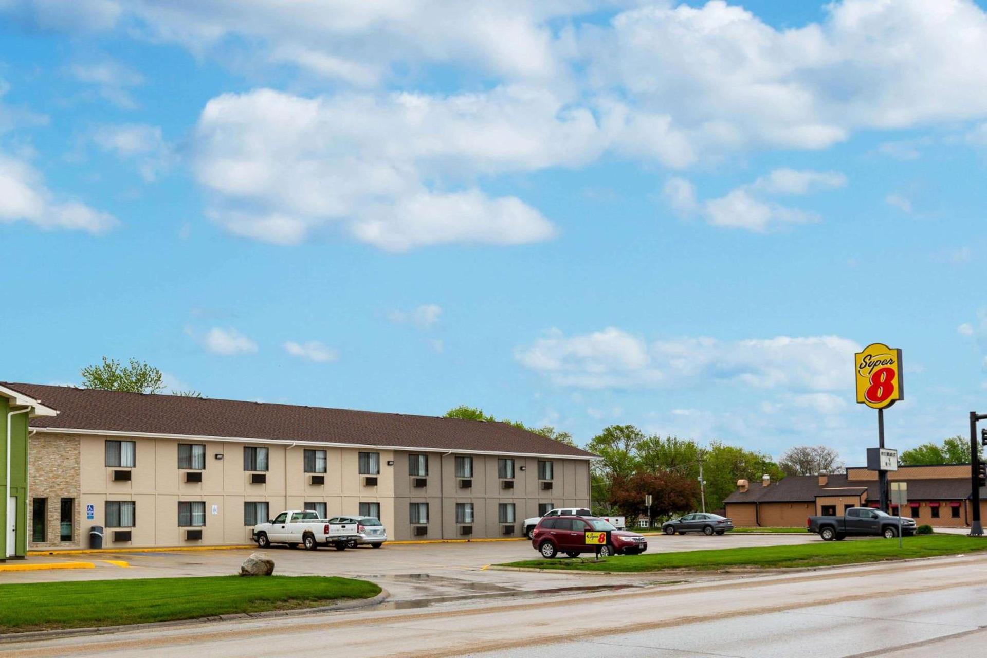 Super 8 by Wyndham Storm Lake photo 3
