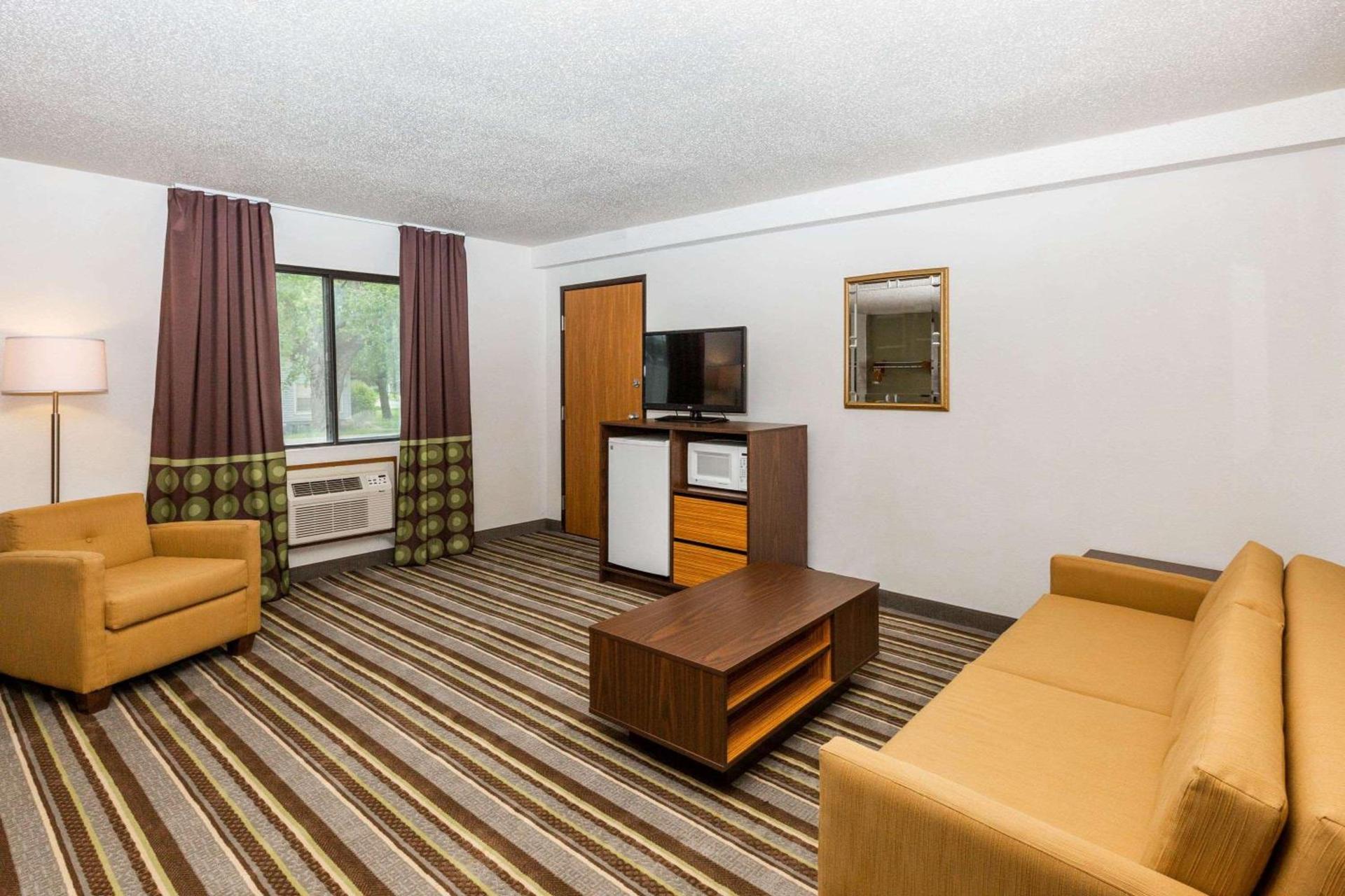 Super 8 by Wyndham Storm Lake photo 14