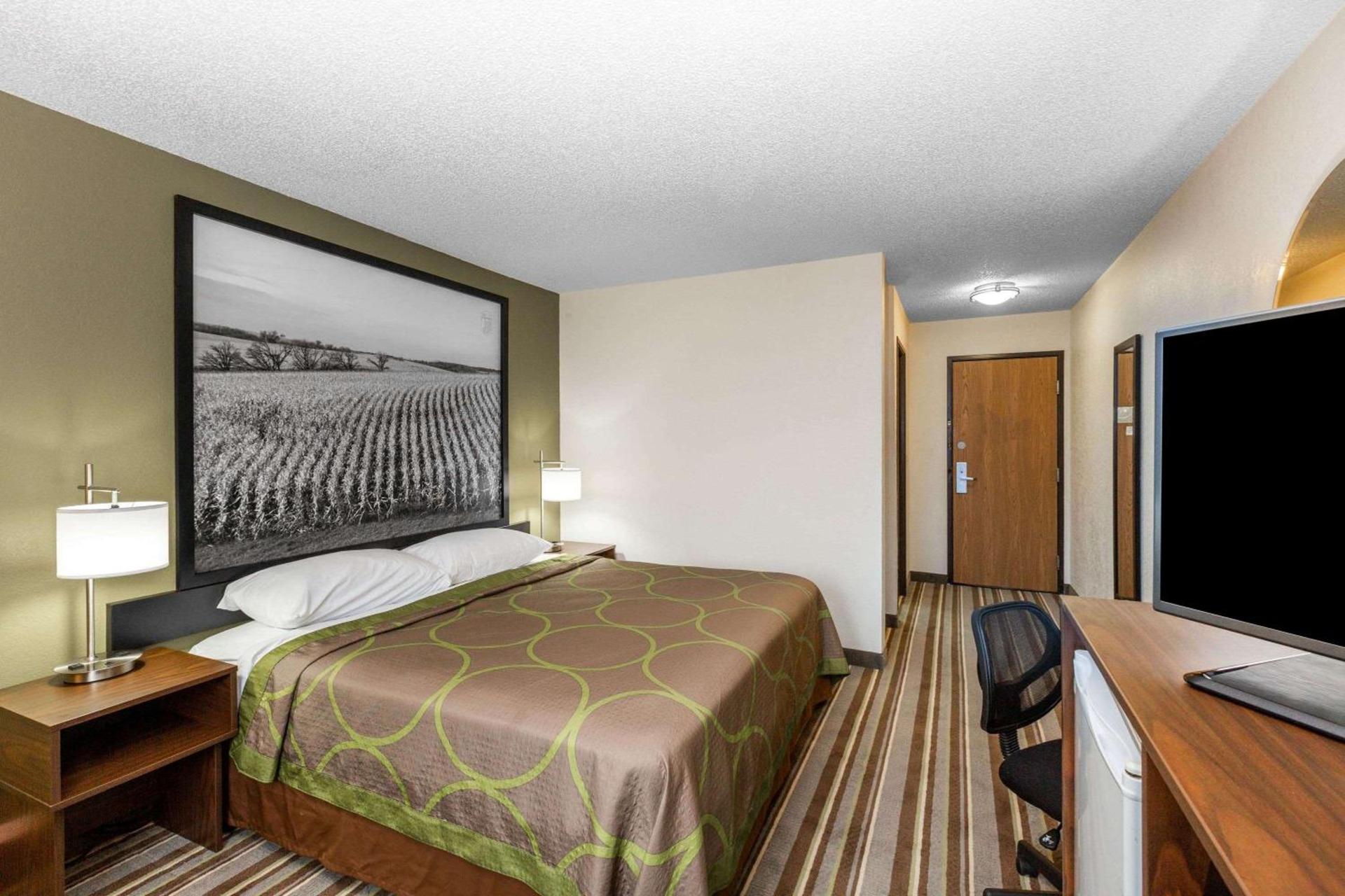 Super 8 by Wyndham Storm Lake photo 2