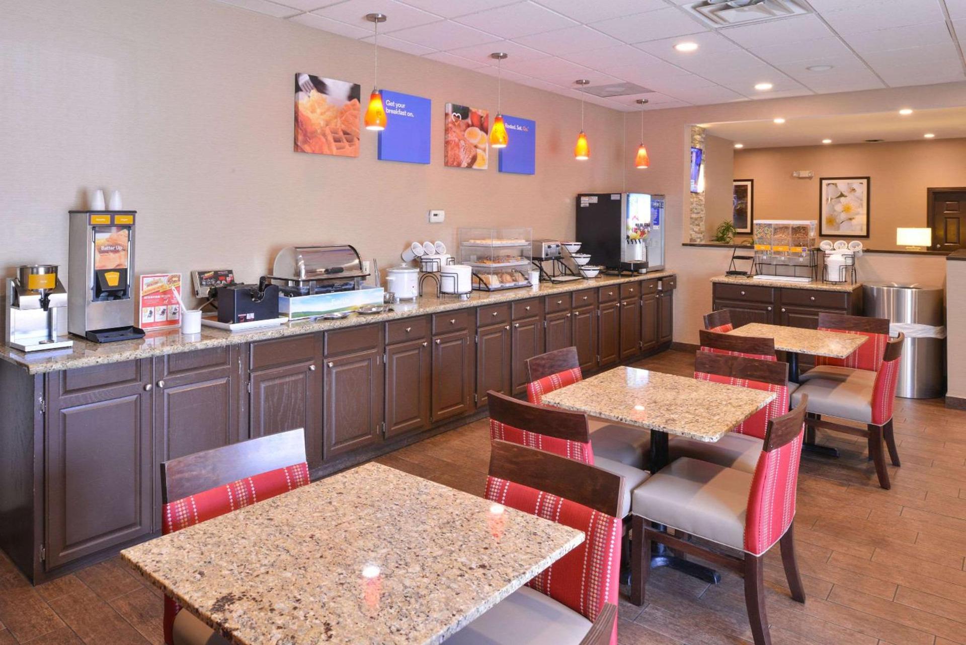 Comfort Inn & Suites Fayetteville-University Area photo 20