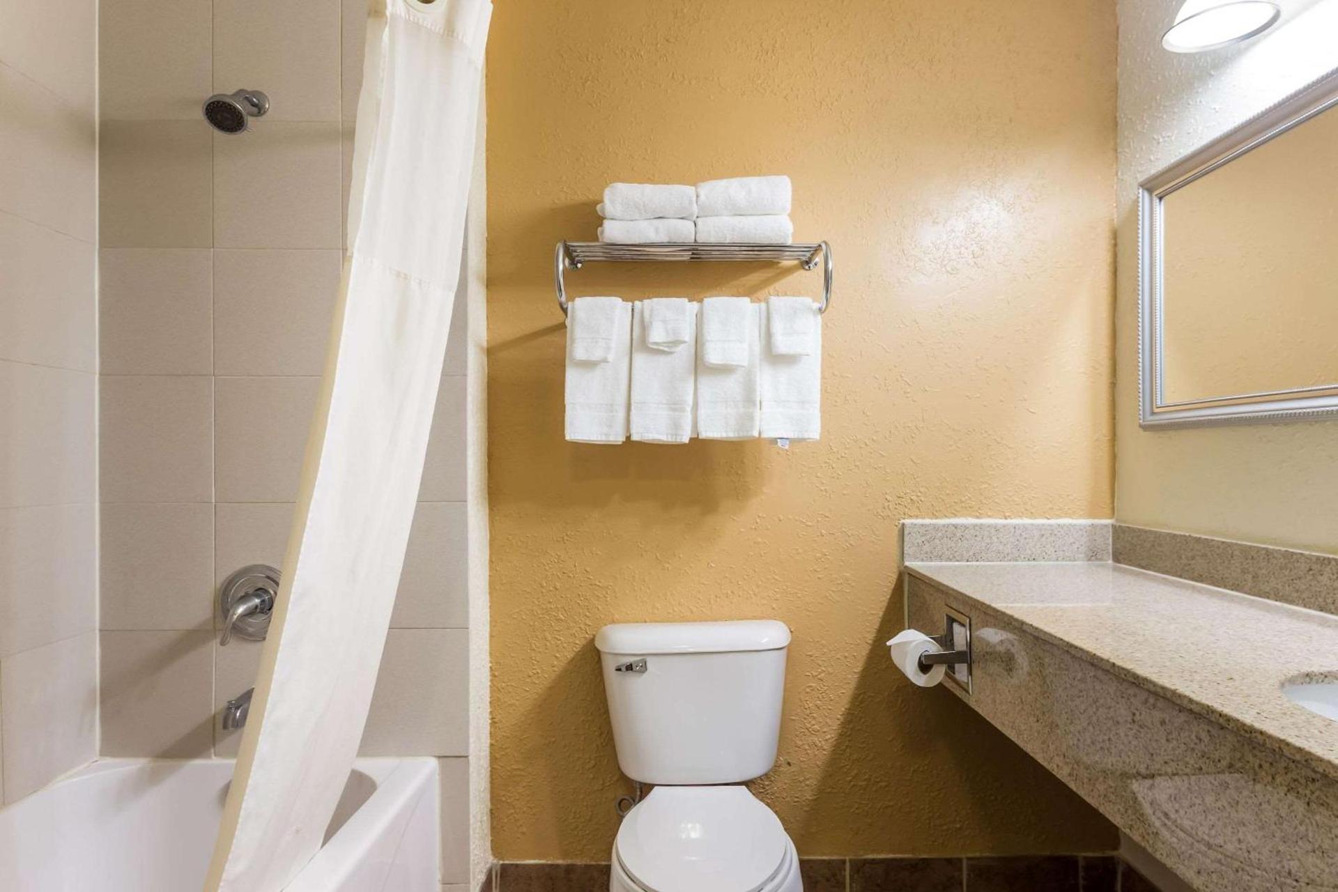 Quality Suites Milwaukee Airport photo 27