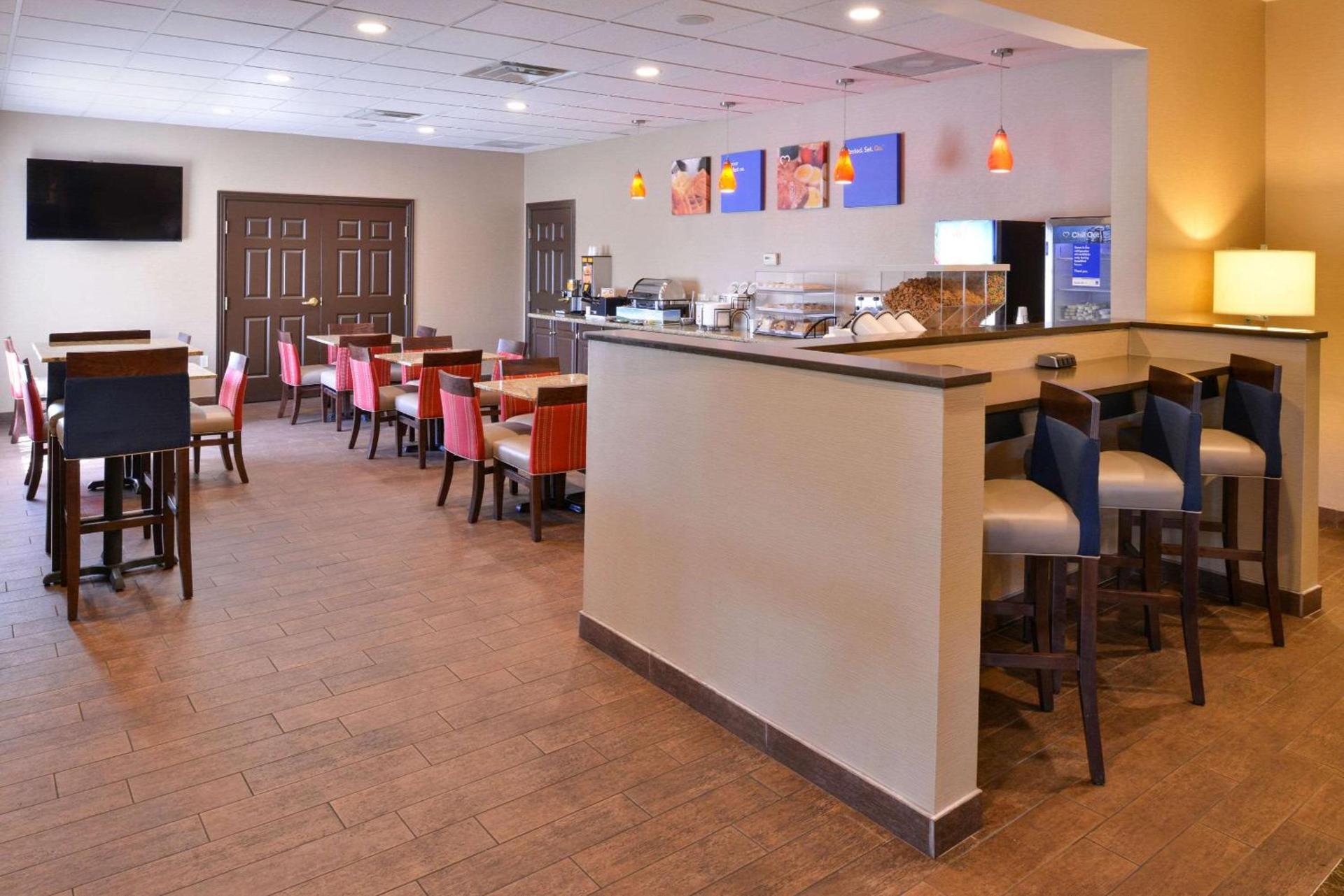 Comfort Inn & Suites Fayetteville-University Area photo 22