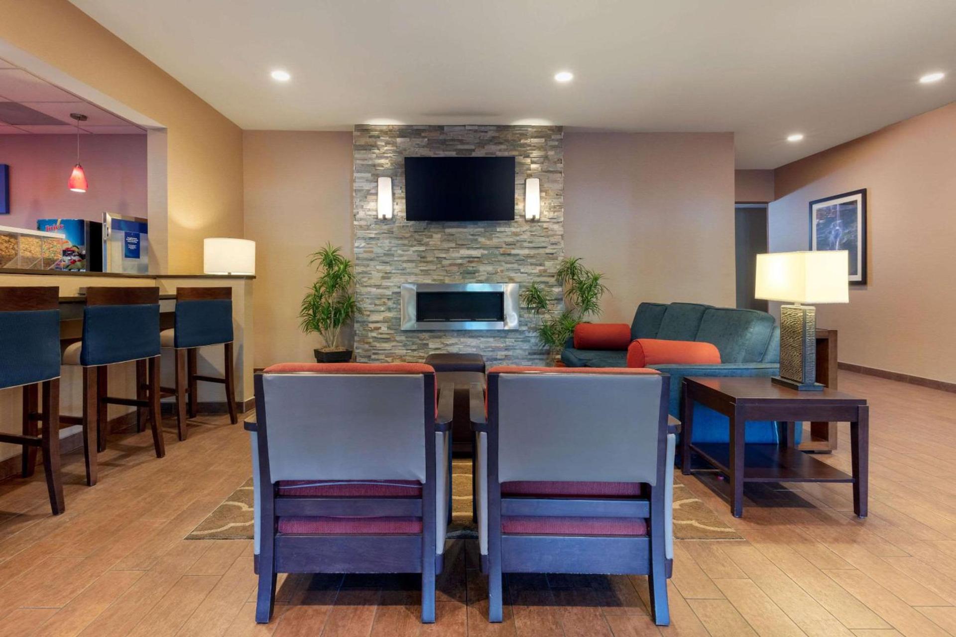 Comfort Inn & Suites Fayetteville-University Area photo 23