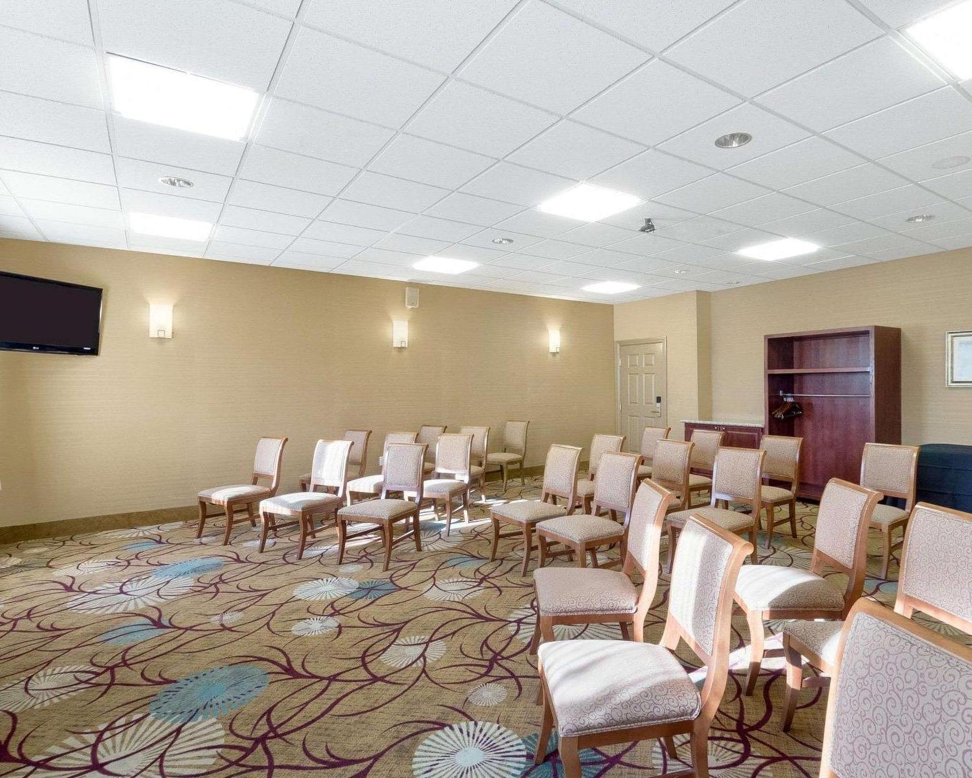 Comfort Inn & Suites Fayetteville-University Area photo 25