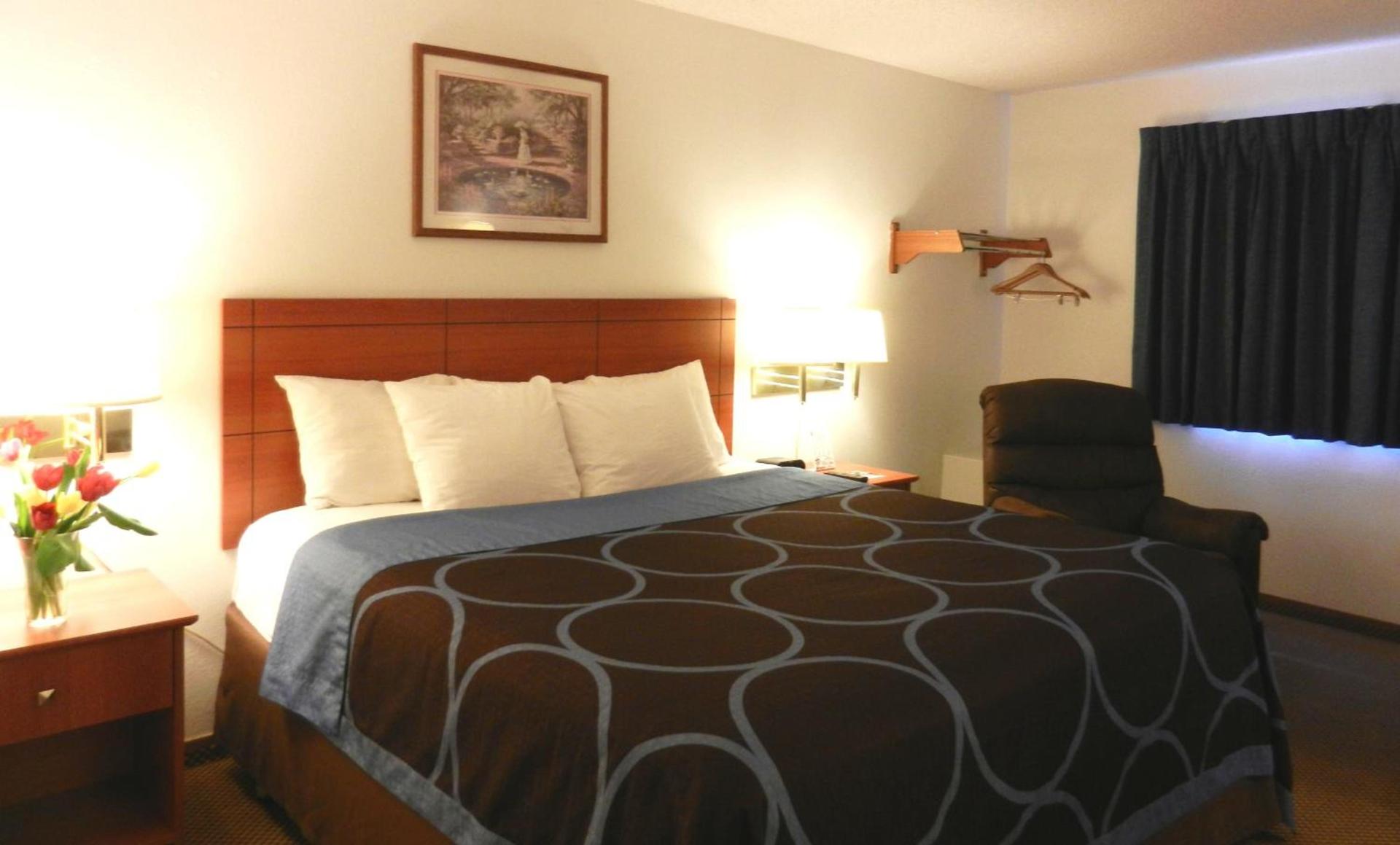 Super 8 by Wyndham Manhattan KS photo 16