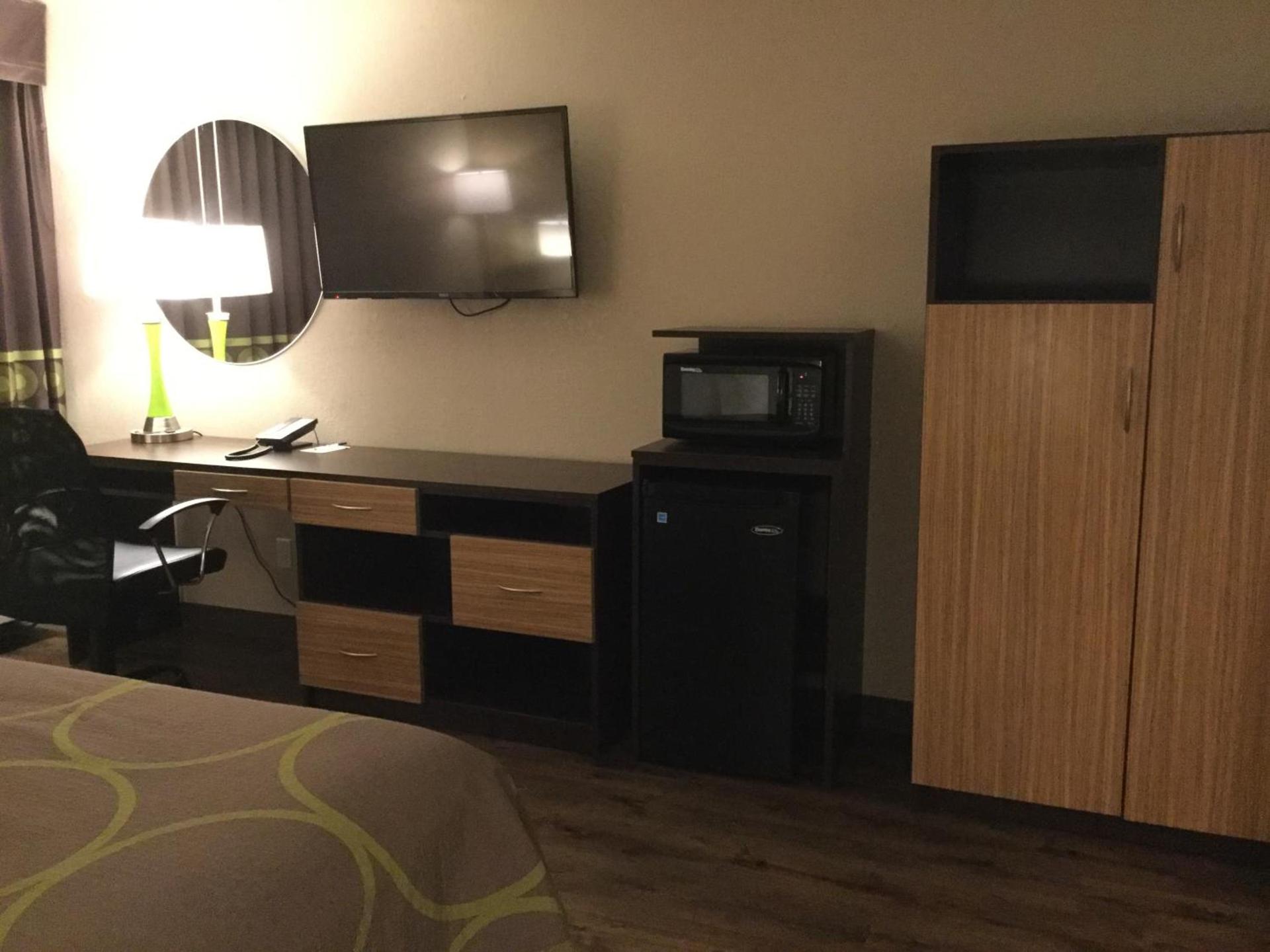 Super 8 by Wyndham South Holland photo 20