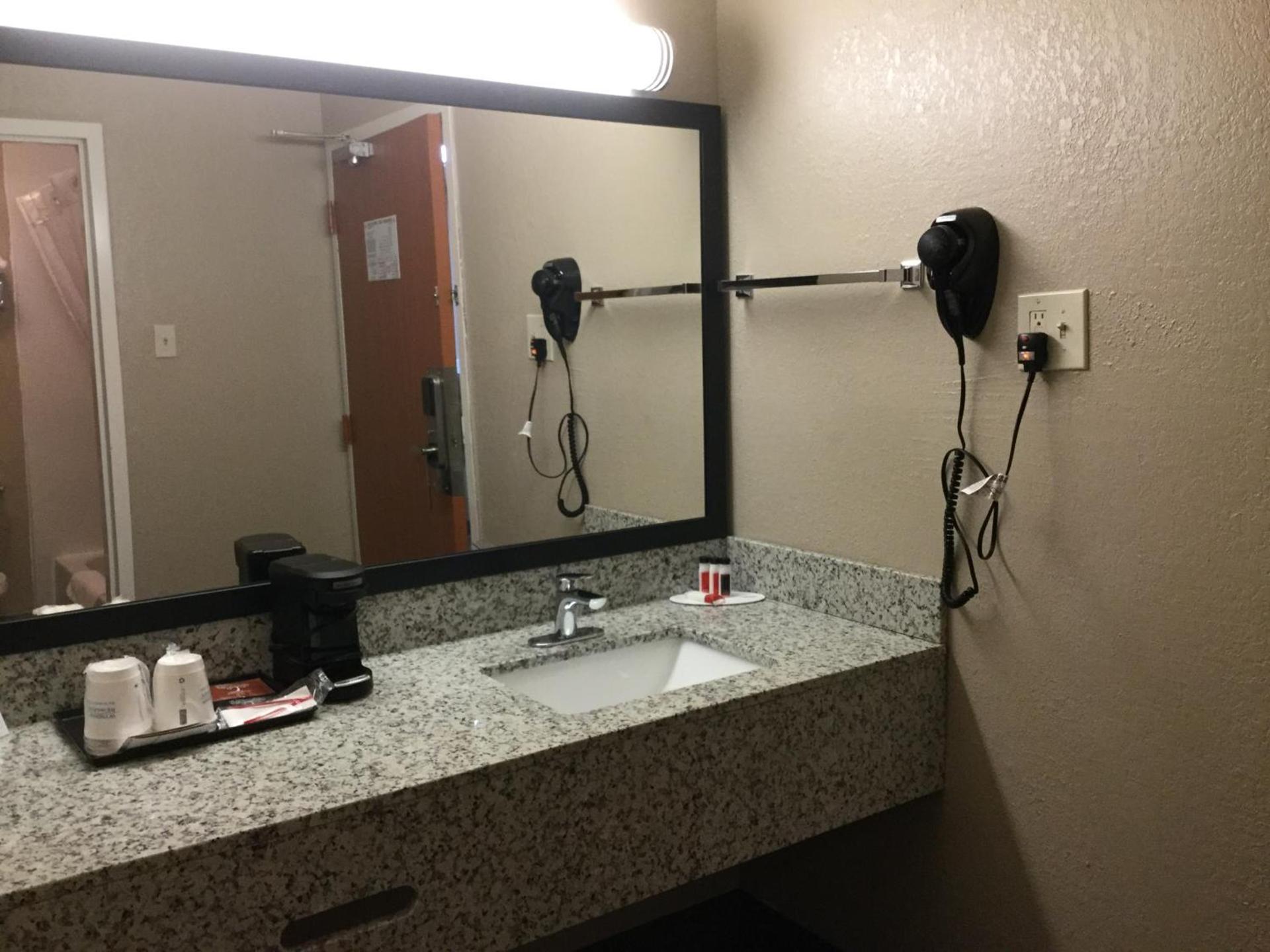 Super 8 by Wyndham South Holland photo 22