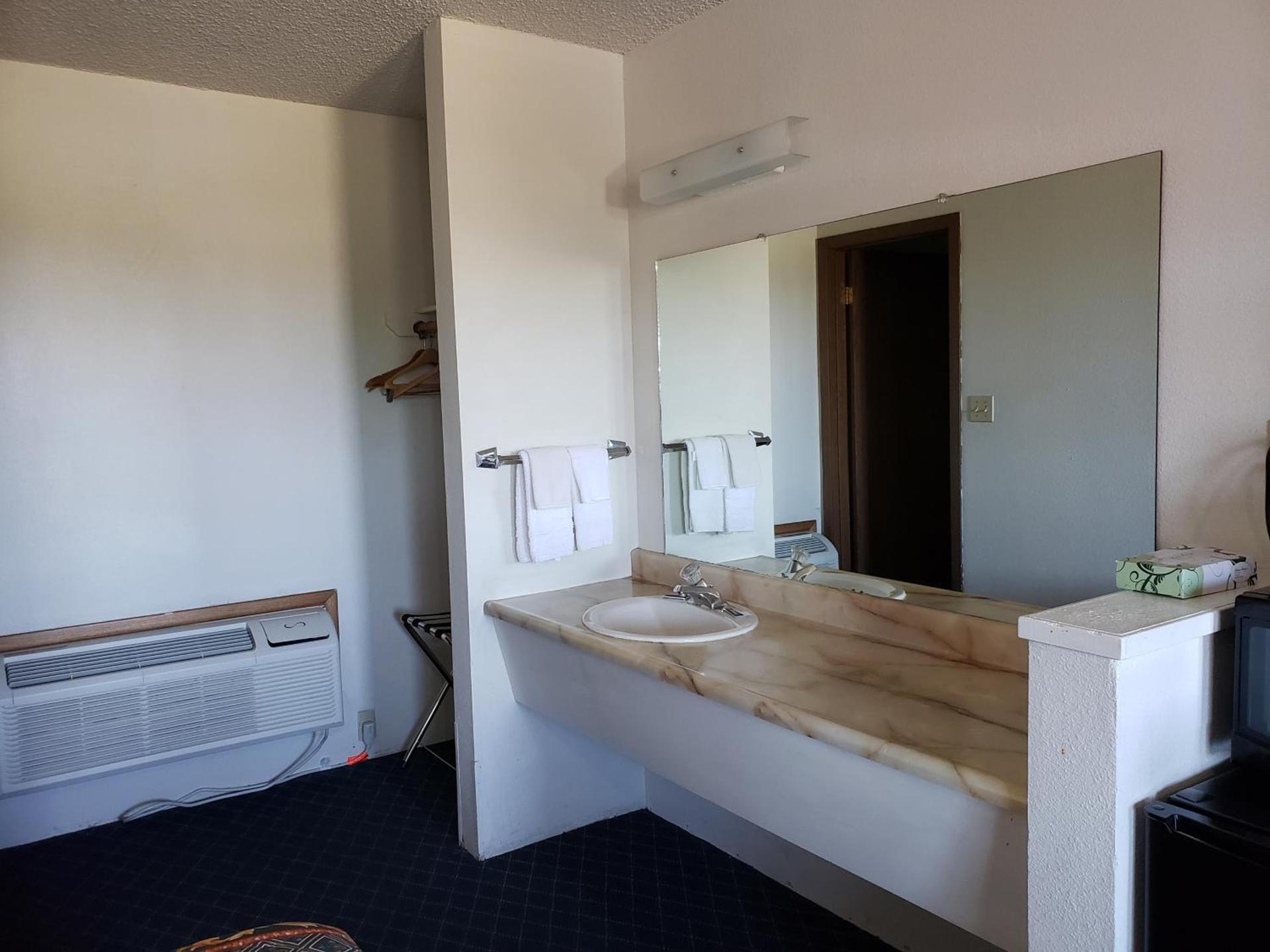 Budget Inn photo 12
