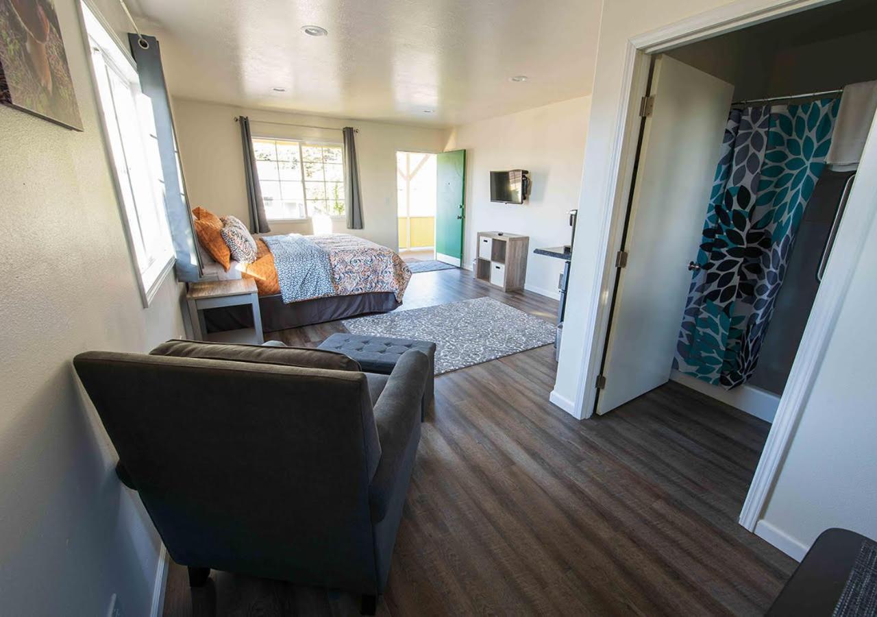Pacific City Inn photo 24