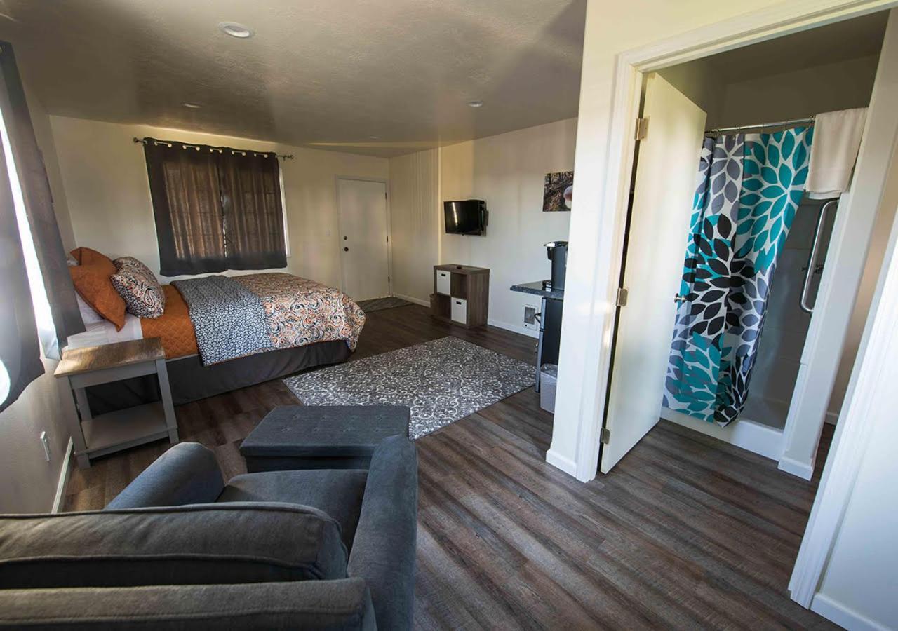 Pacific City Inn photo 26