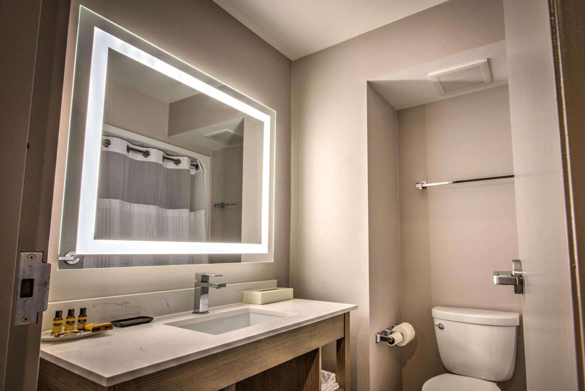 Best Western Plus Media Center Inn & Suites photo 9