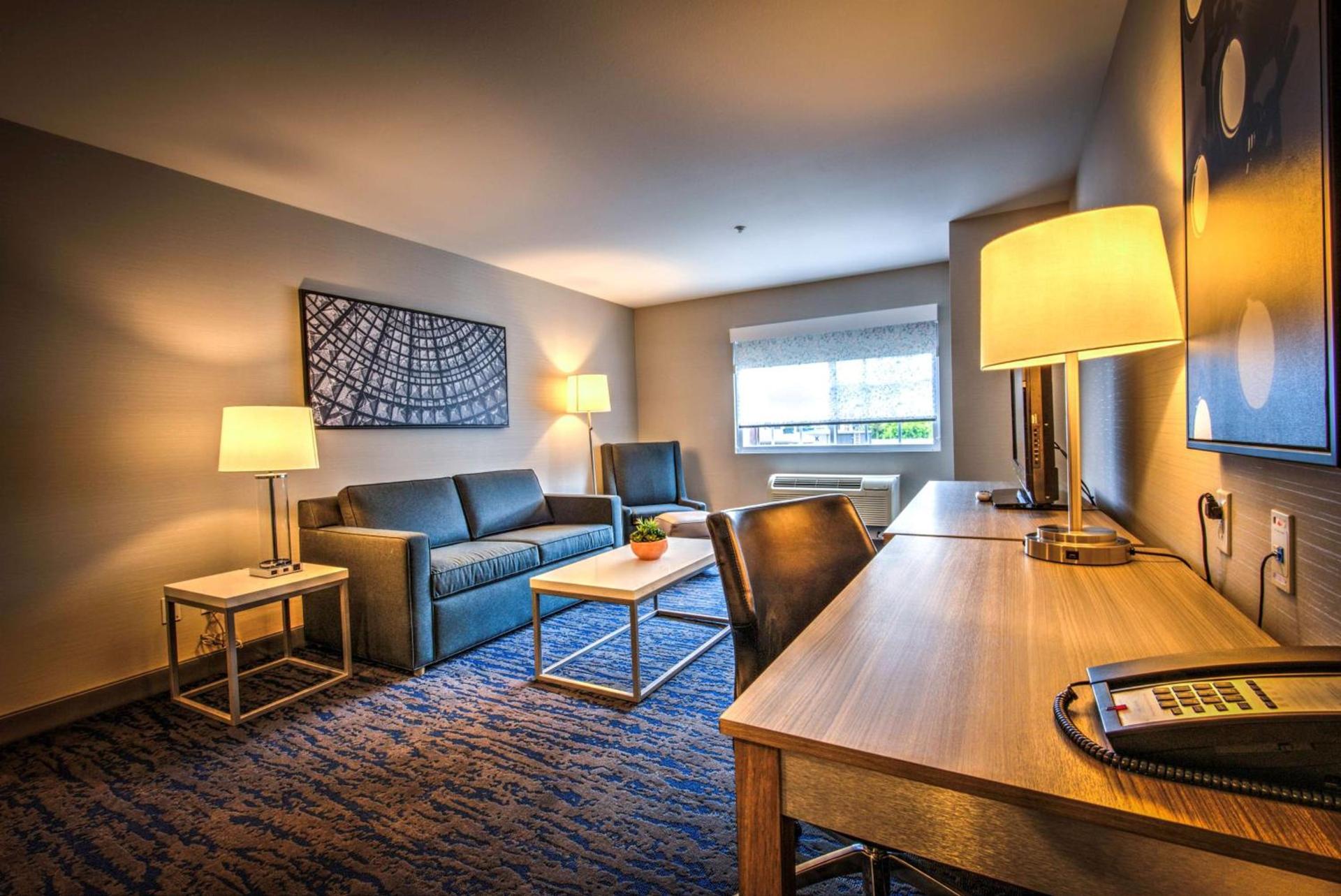Best Western Plus Media Center Inn & Suites photo 6