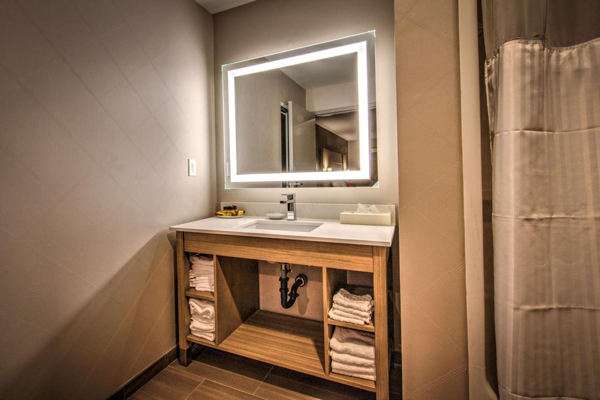 Best Western Plus Media Center Inn & Suites photo 4