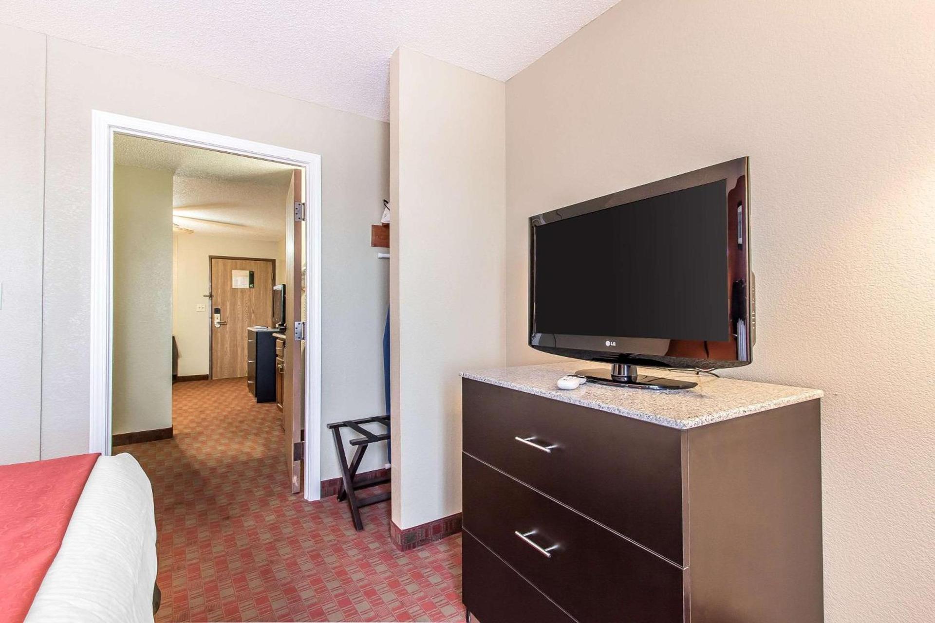 Quality Inn & Suites photo 40
