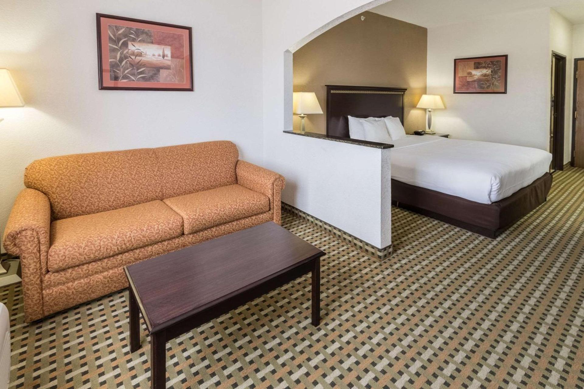 Quality Suites Burleson - Ft Worth photo 8