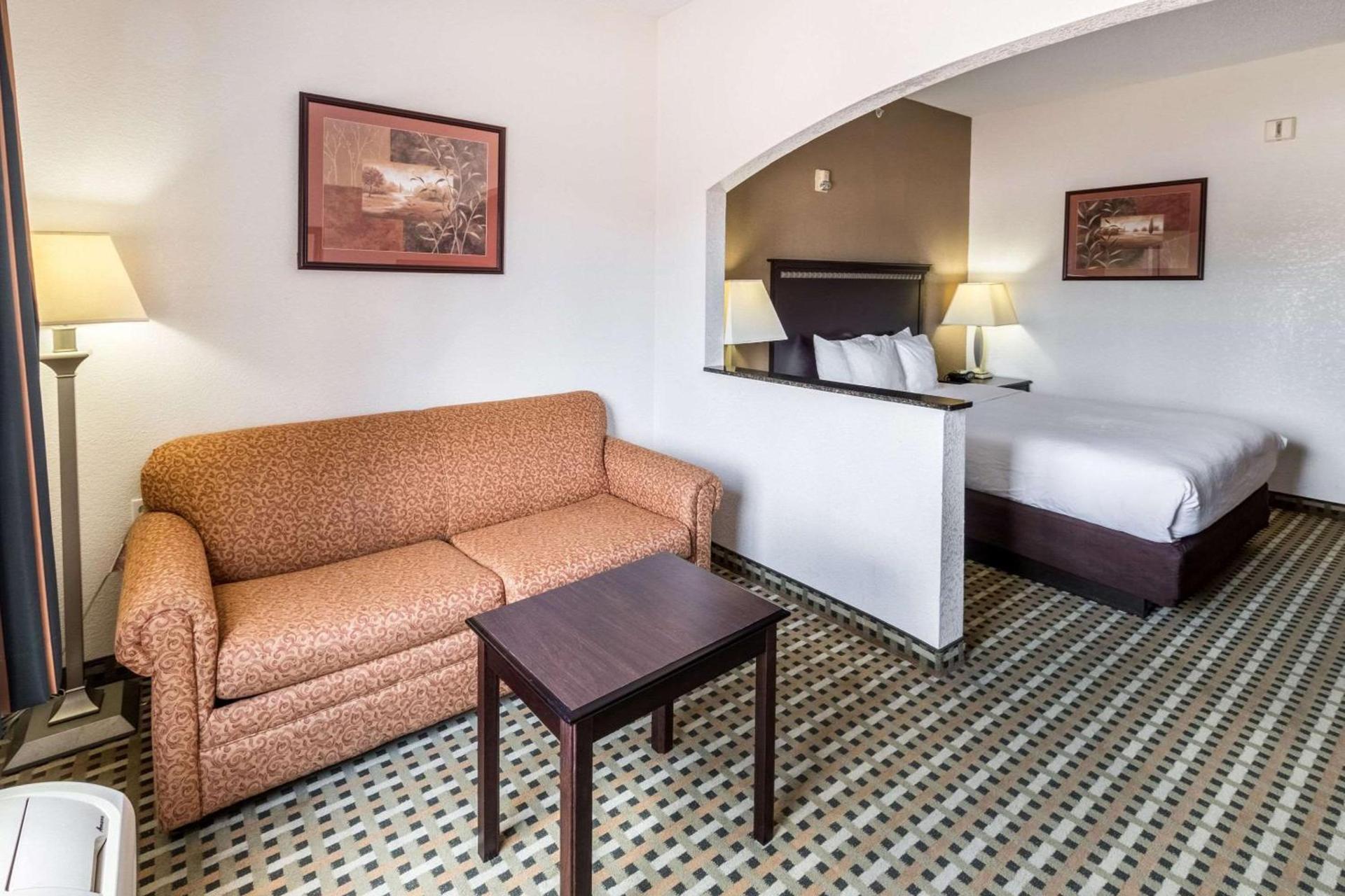Quality Suites Burleson - Ft Worth photo 13