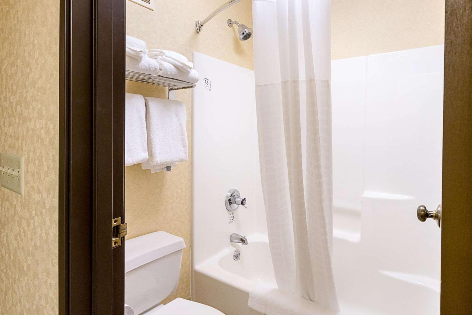Quality Inn Parkersburg North-Vienna photo 19