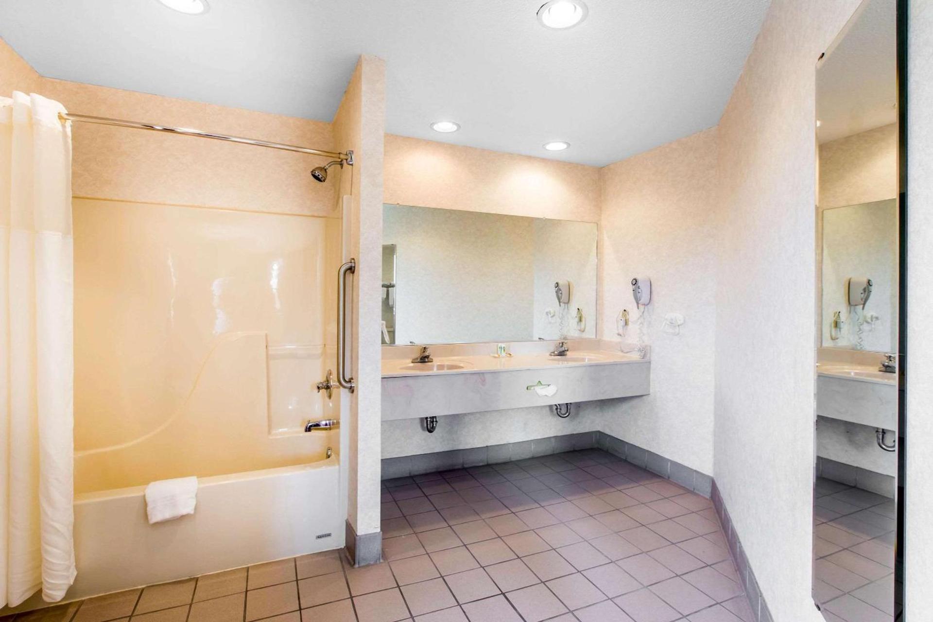 Quality Inn Clinton-Knoxville North photo 13